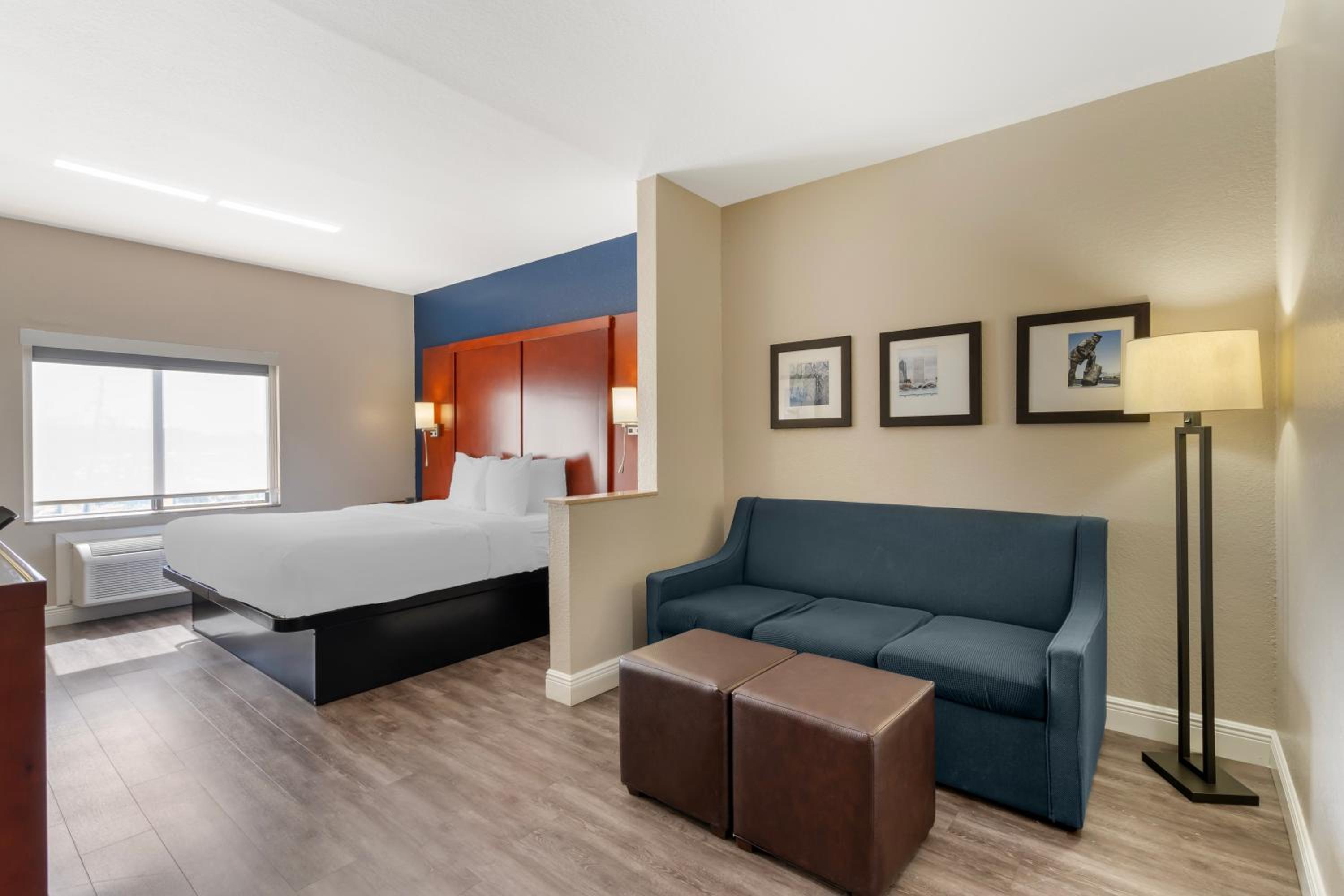 King Suite - Accessible/Non-Smoking - Photo 7