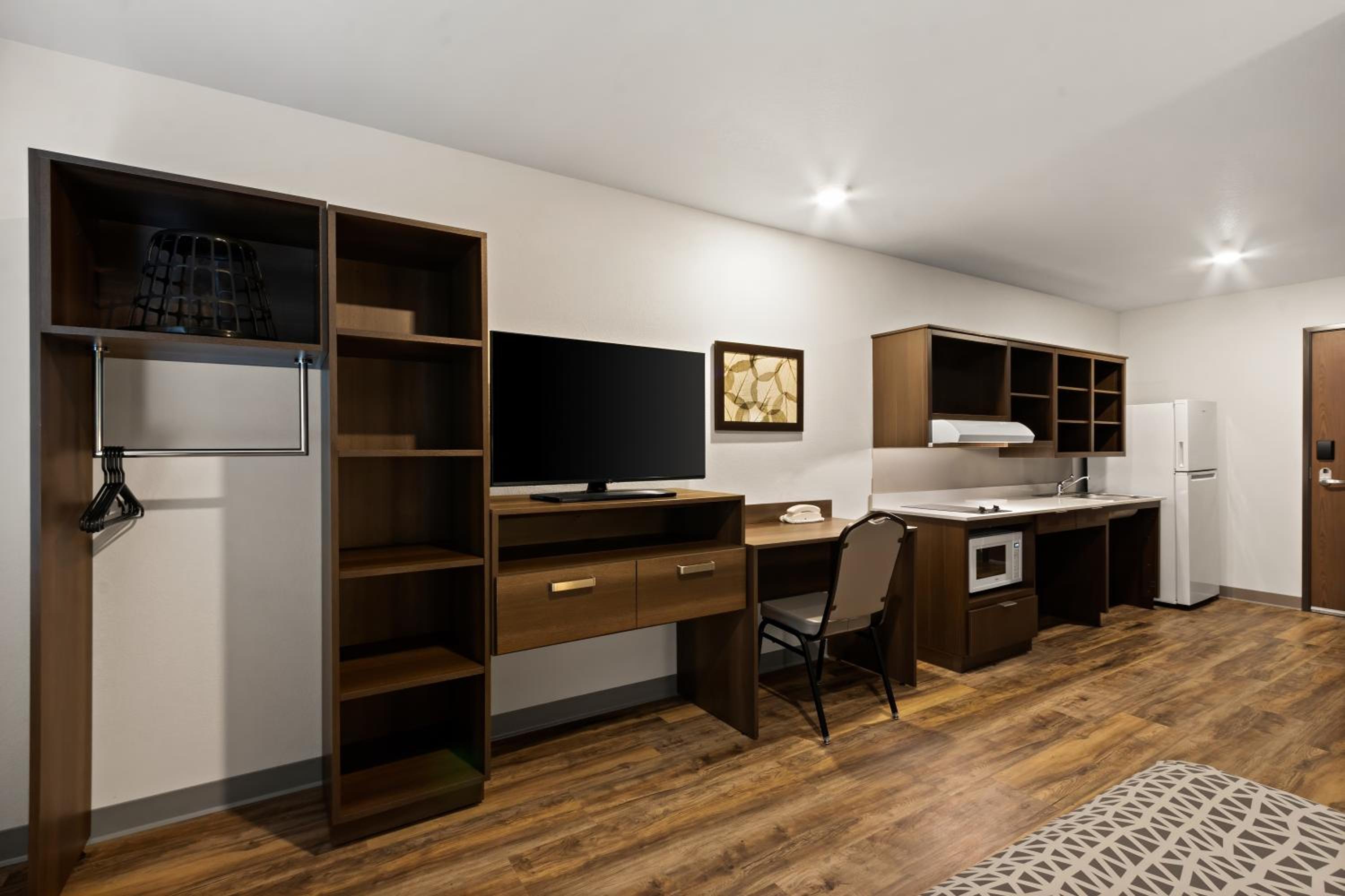 Queen Suite with Roll-In Shower - Disability Access/Non Smoking - Photo 1