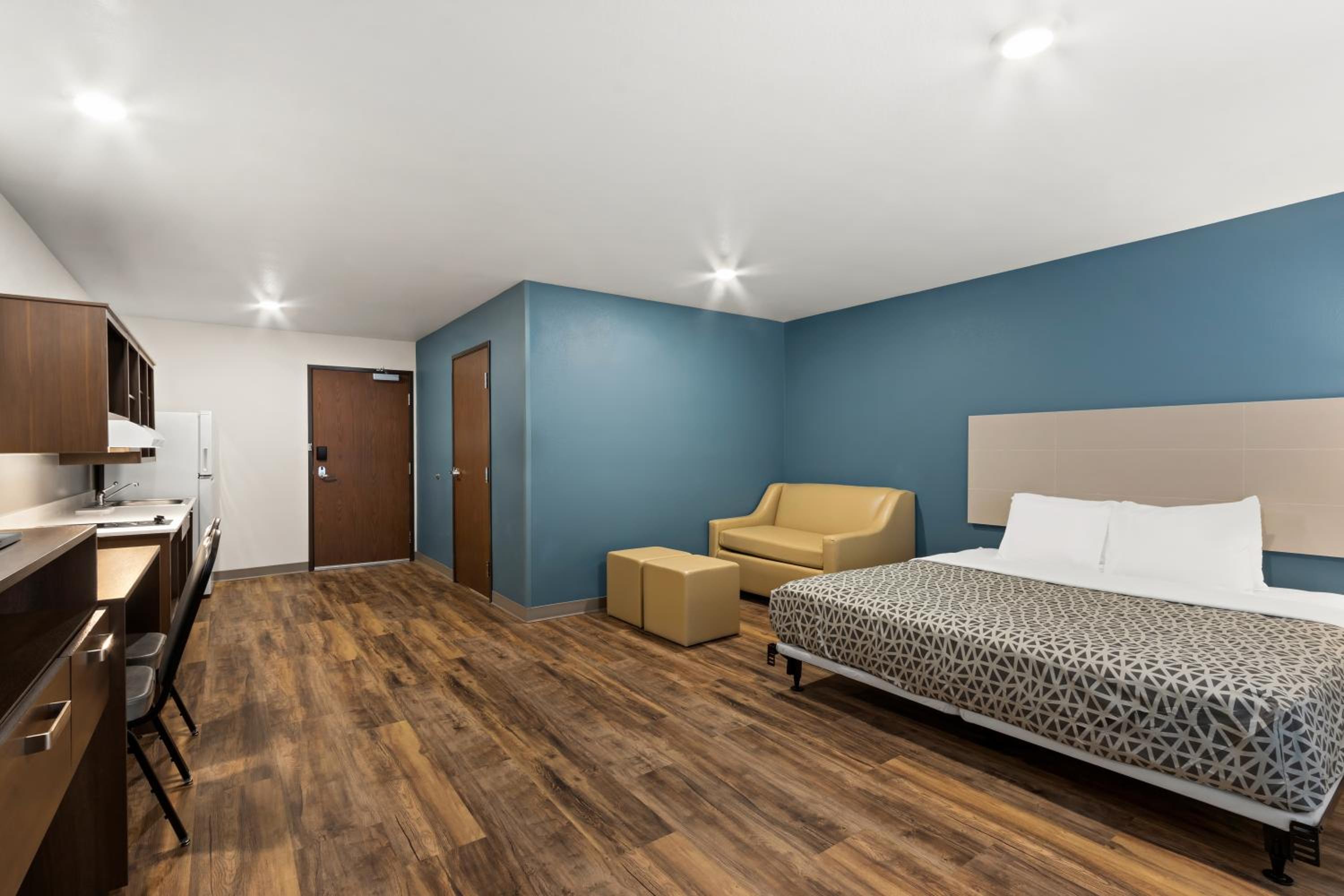 King Suite with Sofa bed - Disability Access/Non Smoking - Photo 1