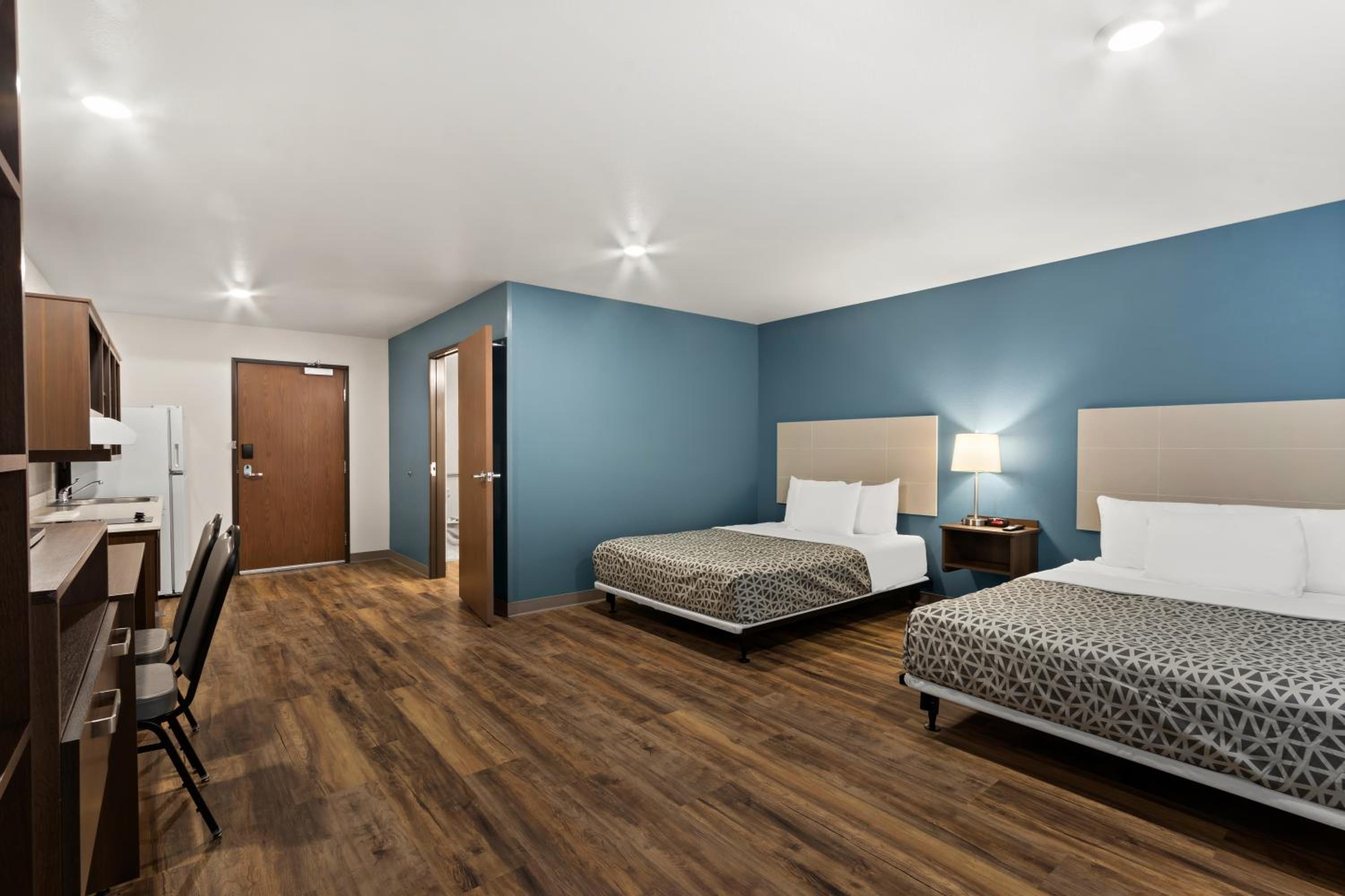 Queen Suite with Two Queen Beds and Tub - Disability Access/Non Smoking - Photo 1