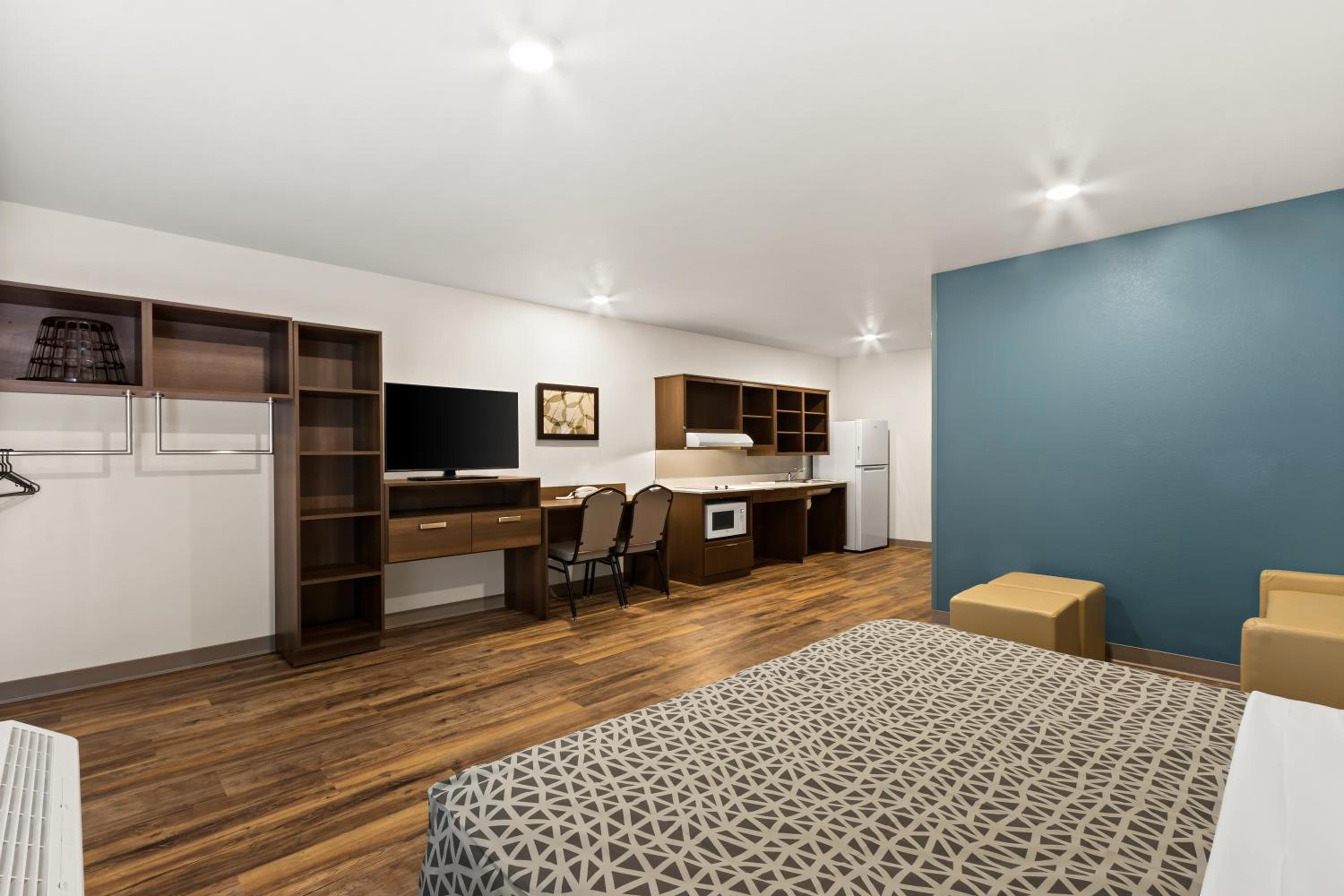 King Suite with Sofa bed - Disability Access/Non Smoking - Photo 3