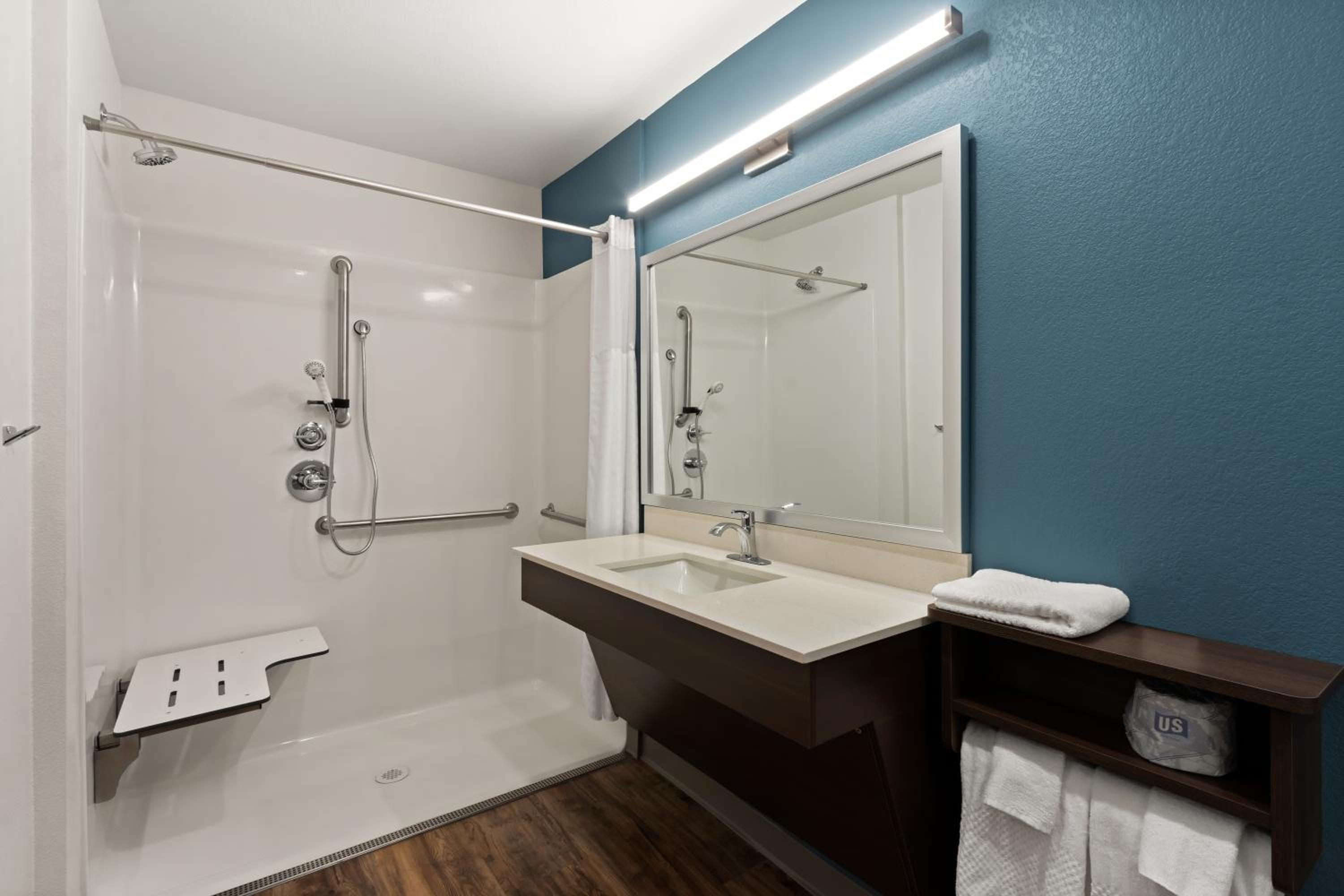 Queen Suite with Roll-In Shower - Disability Access/Non Smoking - Photo 2