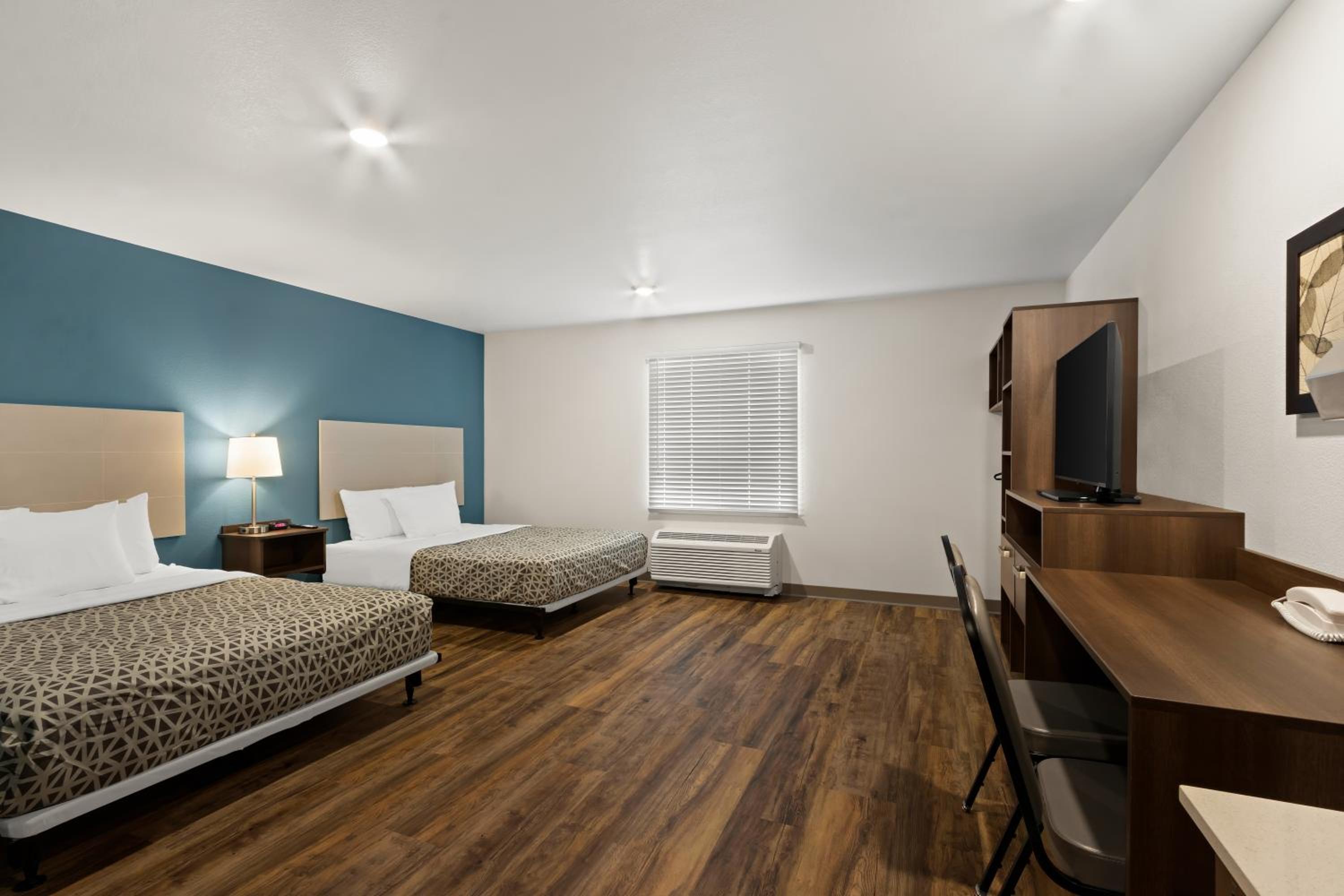 Queen Suite with Two Queen Beds and Tub - Disability Access/Non Smoking - Photo 2