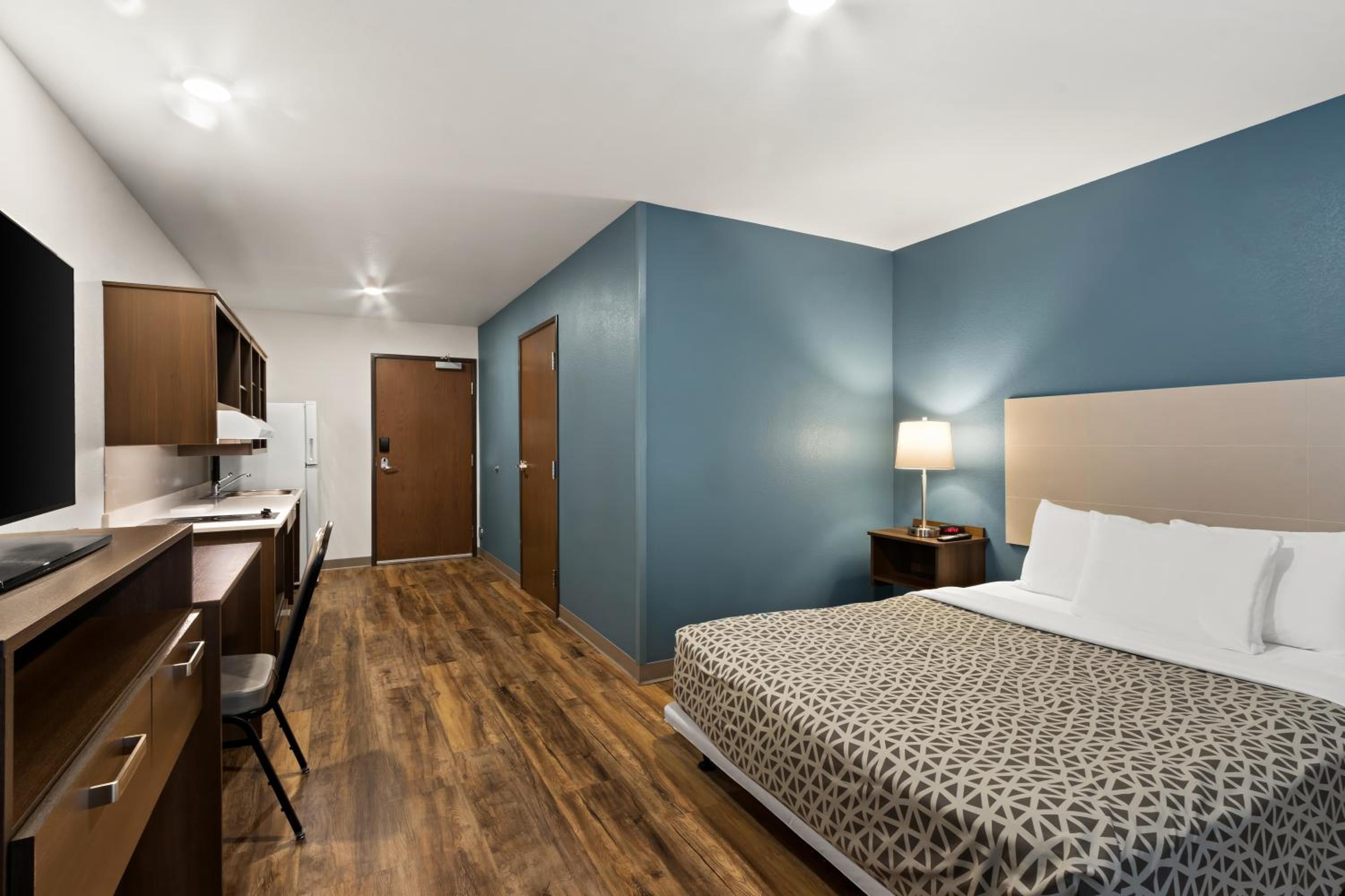 Queen Suite - Disability Access/Non Smoking - Photo 3
