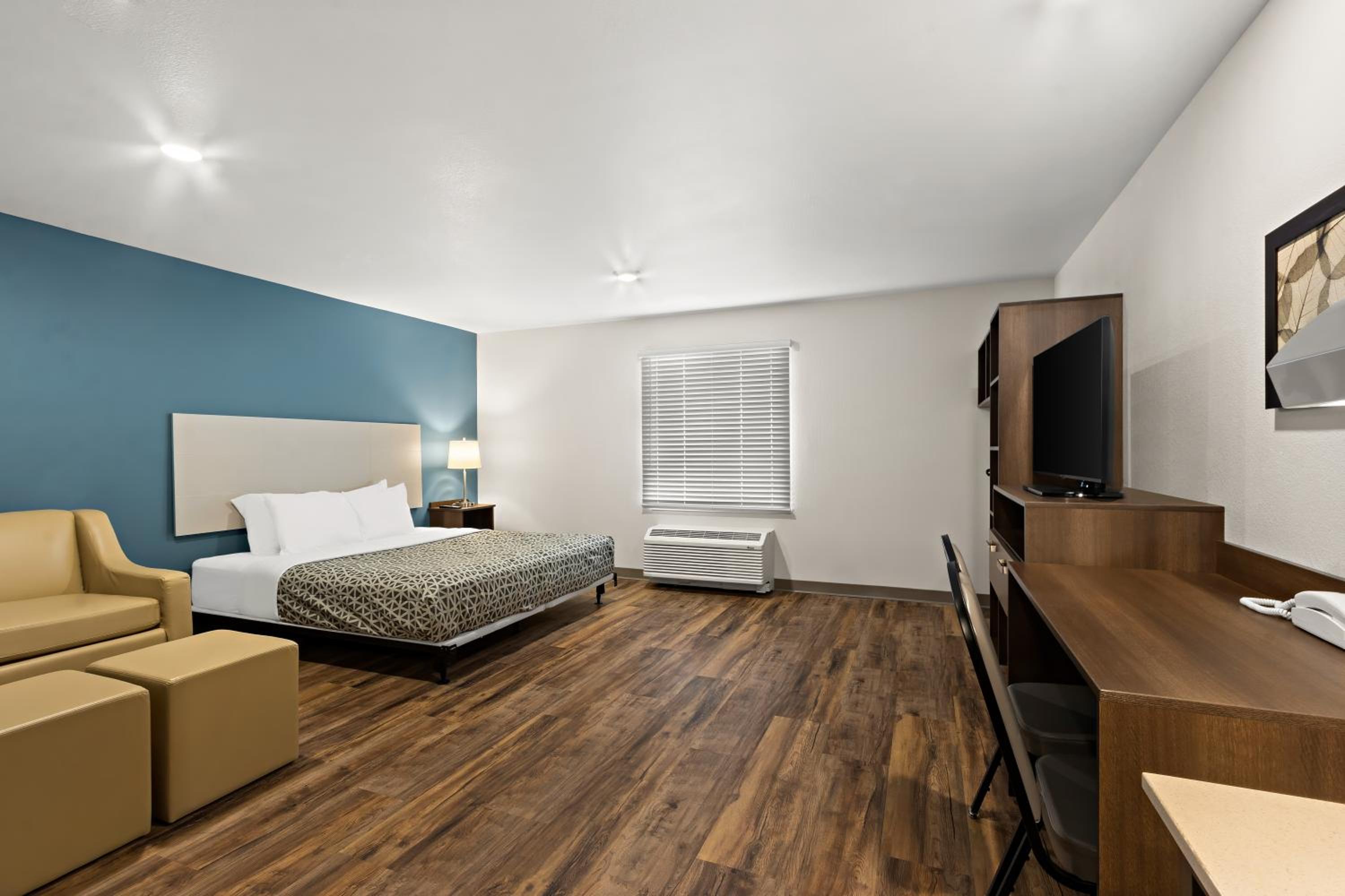 King Suite with Sofa bed - Disability Access/Non Smoking - Photo 4