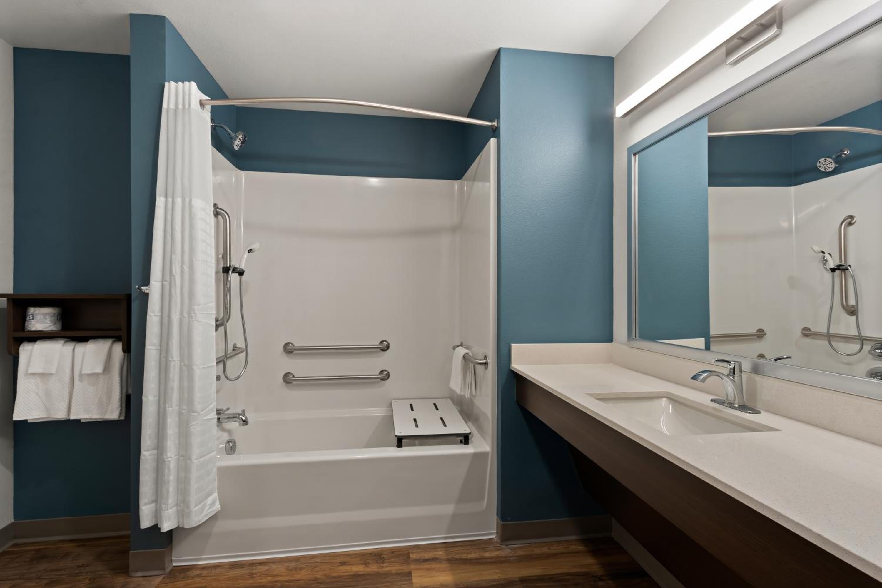 King Suite with Sofa bed - Disability Access/Non Smoking - Photo 5