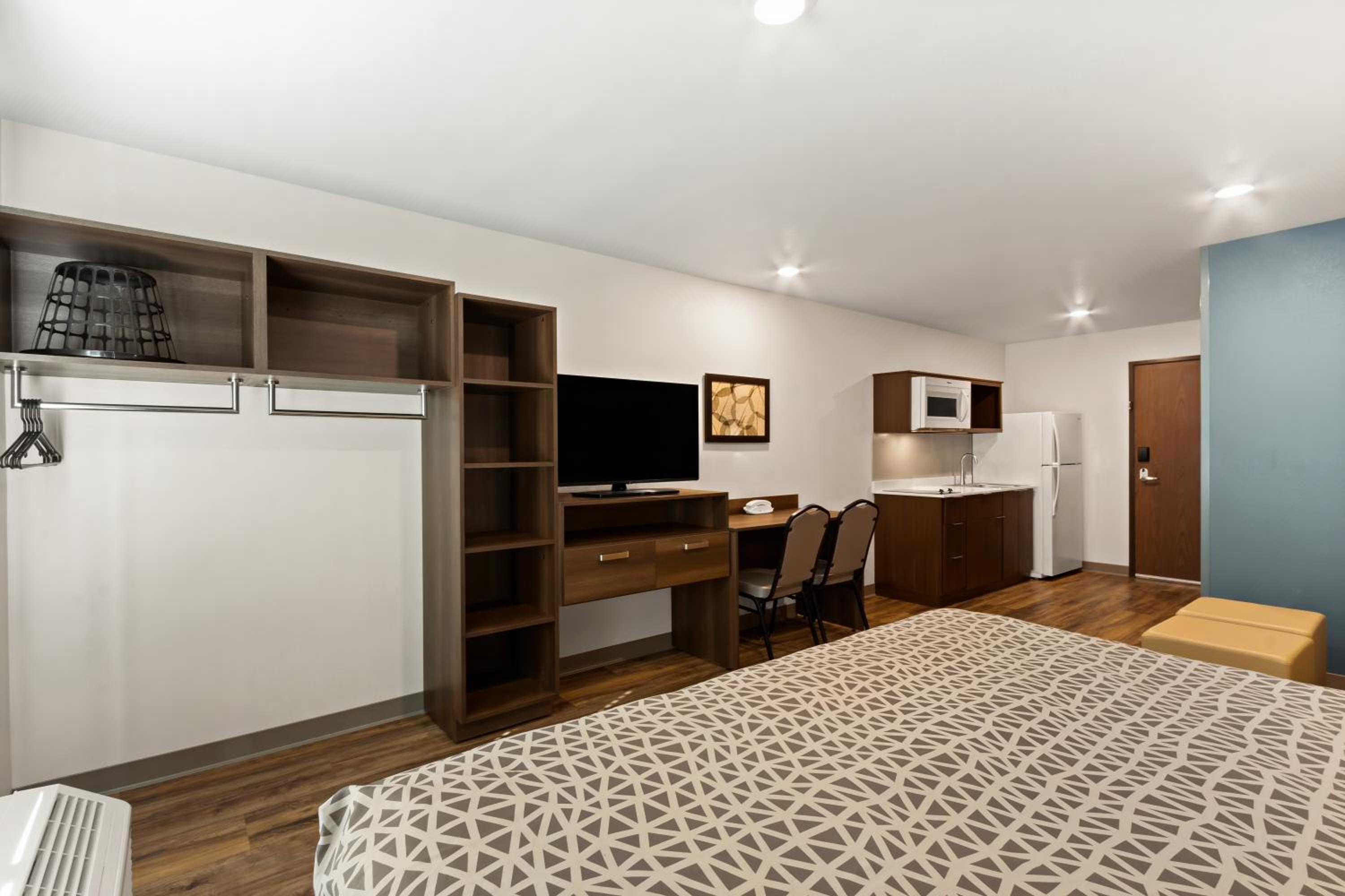 King Suite with Sofa Bed - Non Smoking - Photo 3