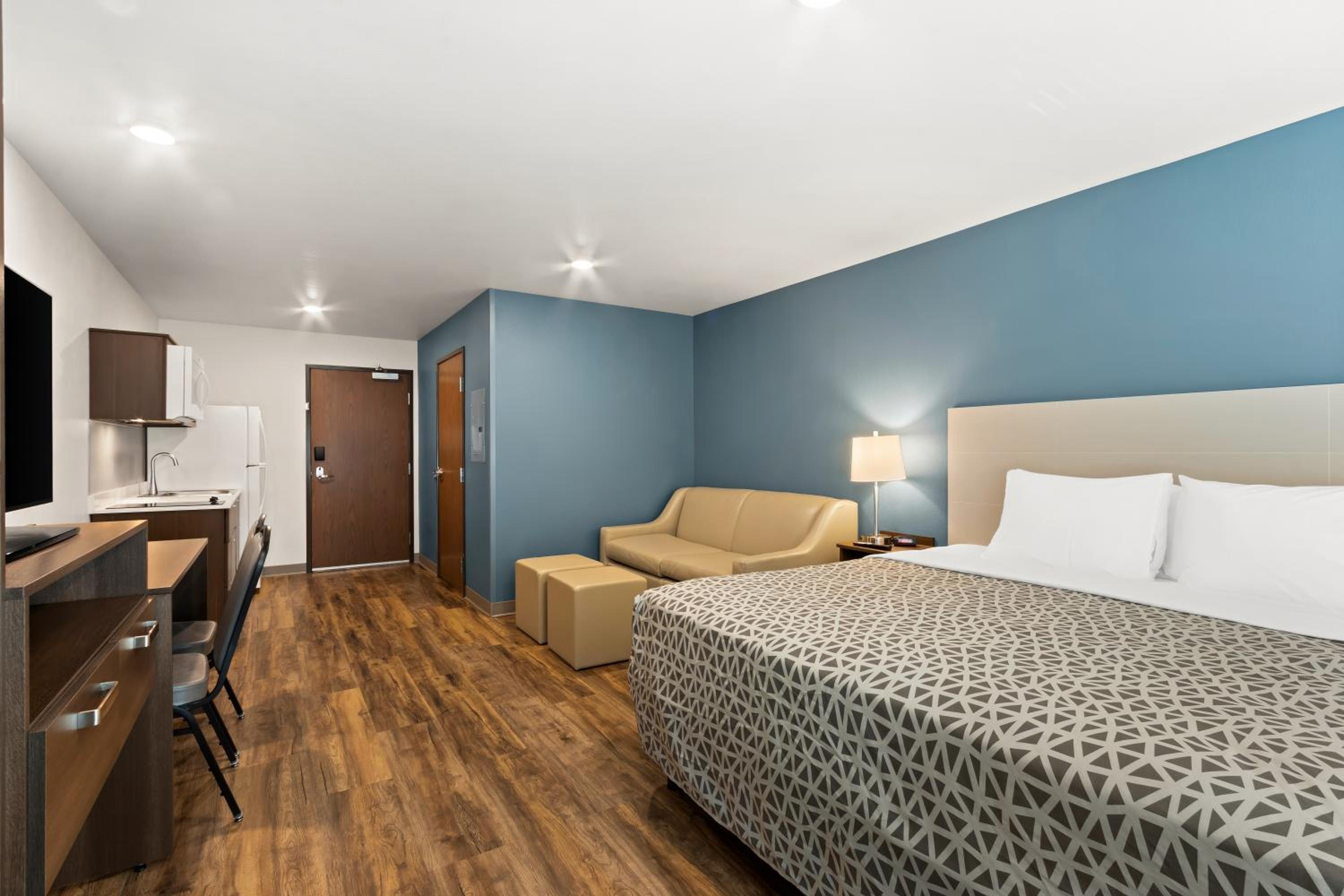 King Suite with Sofa Bed - Non Smoking - Photo 4