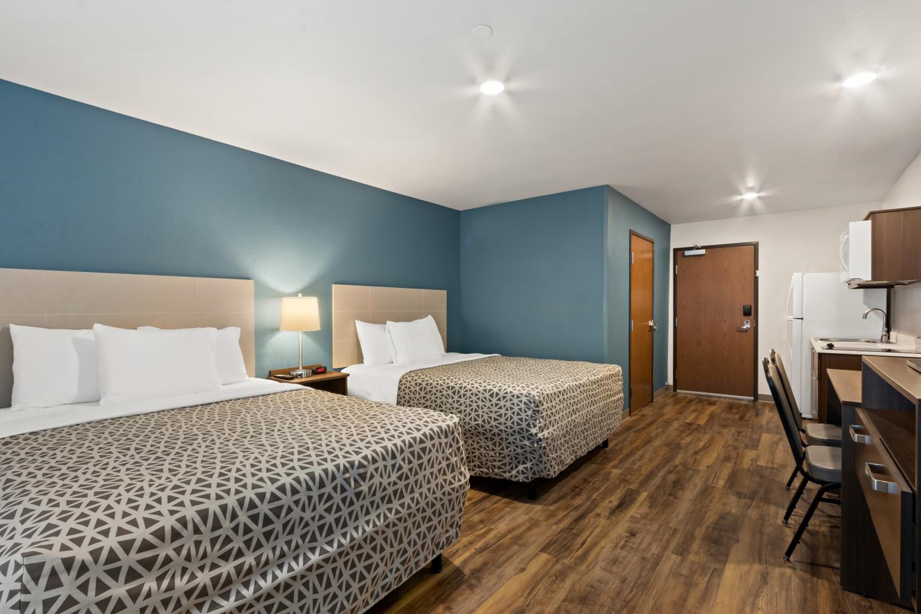 Queen Suite with Two Queen Beds - Non Smoking - Photo 4