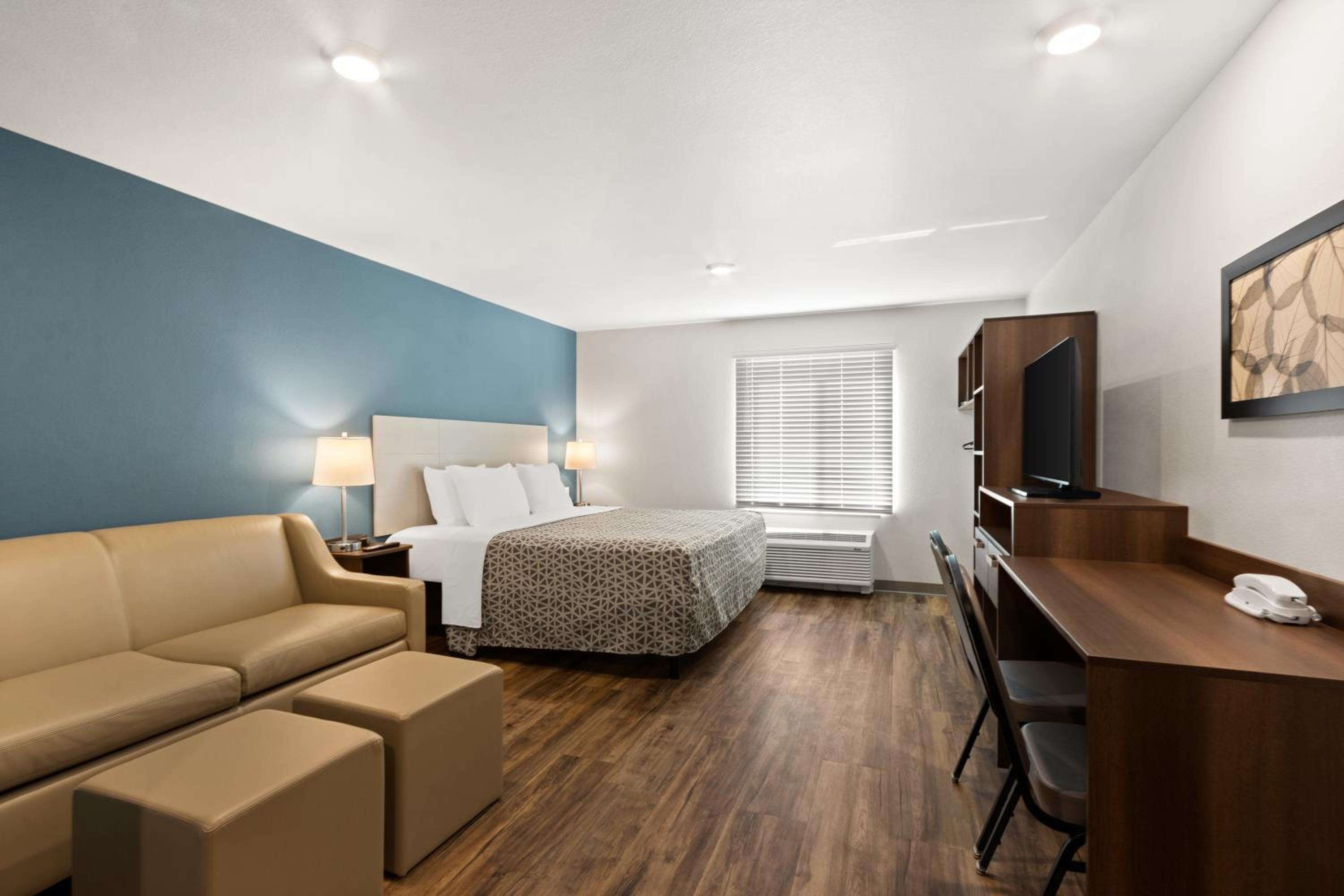 King Suite with Sofa bed - Disability Access/Non Smoking - Photo 2