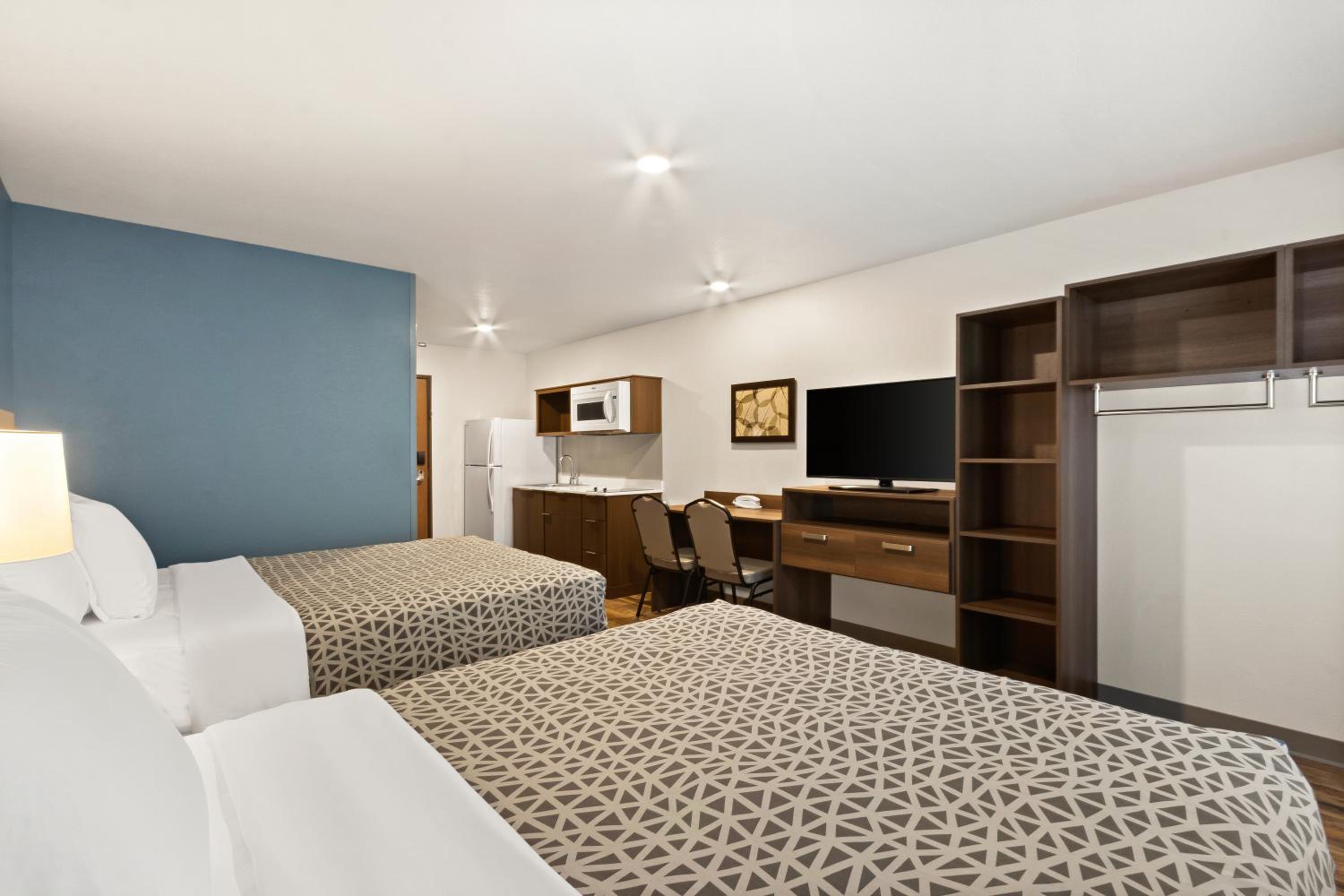 Queen Suite with Two Queen Beds - Non Smoking - Photo 6