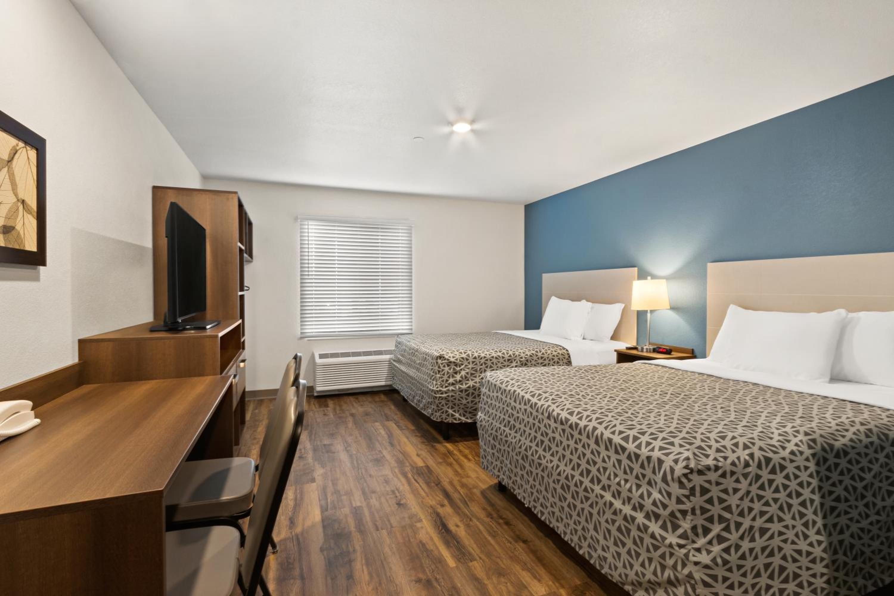 Queen Suite with Two Queen Beds and Tub - Disability Access/Non Smoking - Photo 6