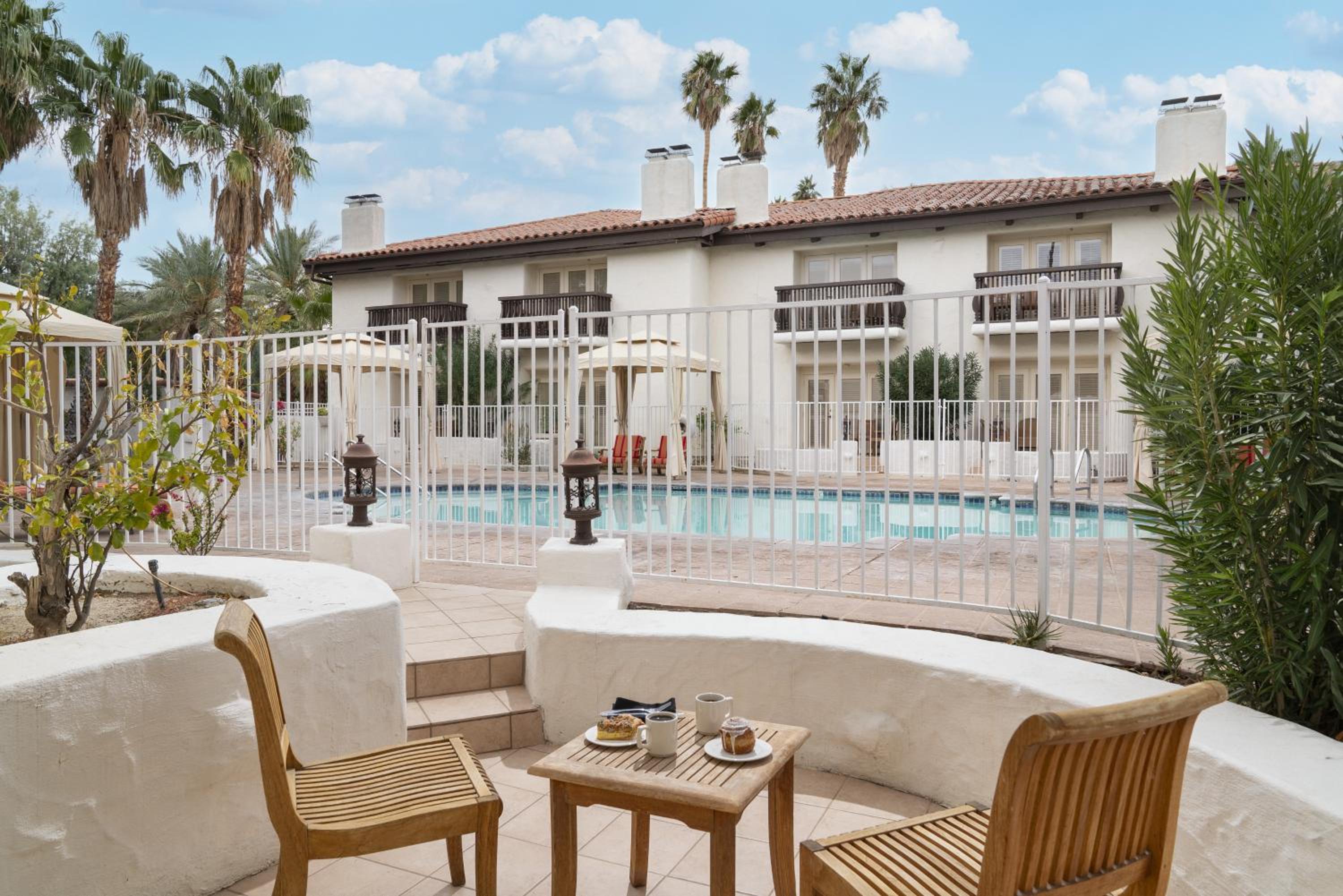 King Room With Mobility Accessible Tub And Sofa Bed