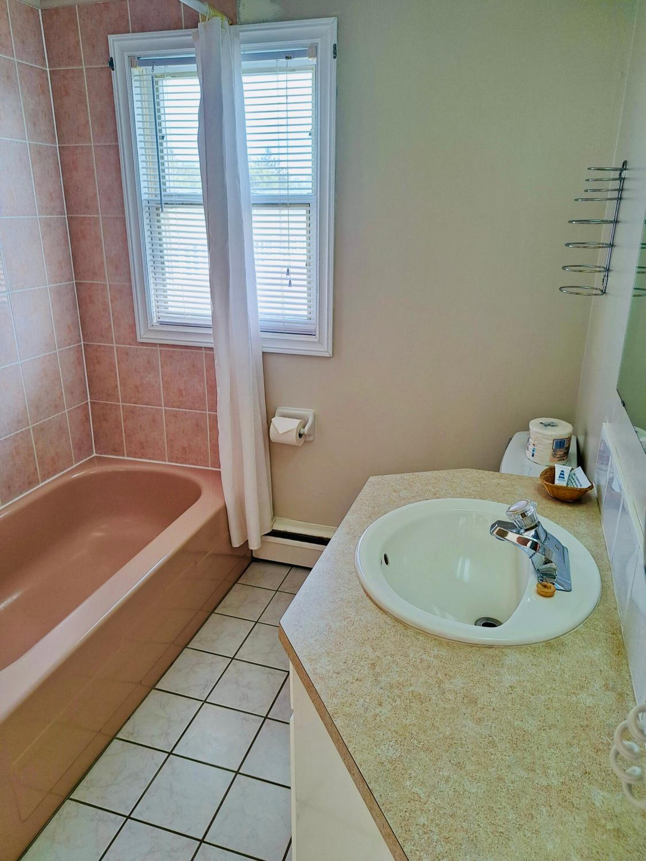 Double Room with Private Bathroom - Photo 10