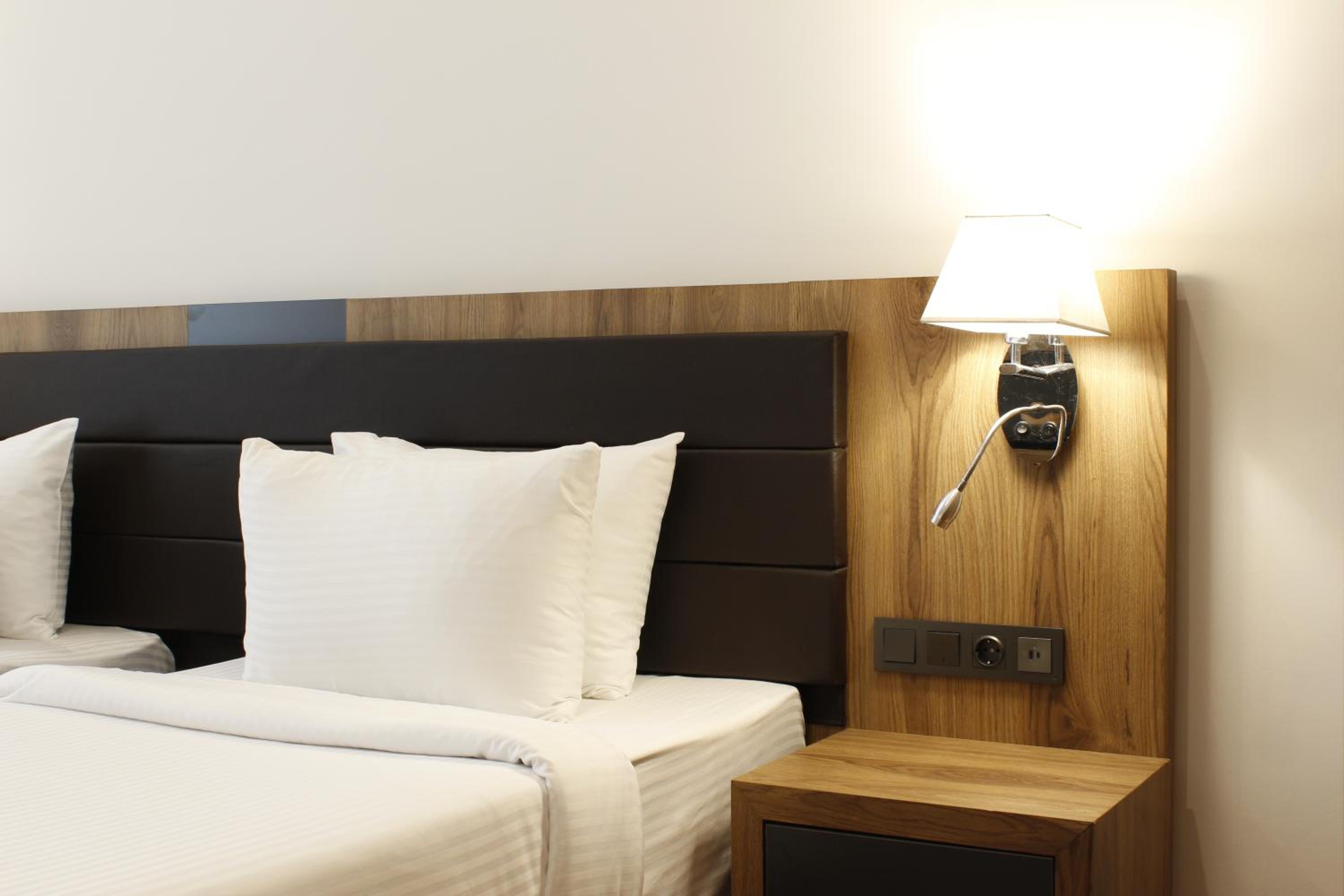 Twin Room - Non-Smoking - Photo 2