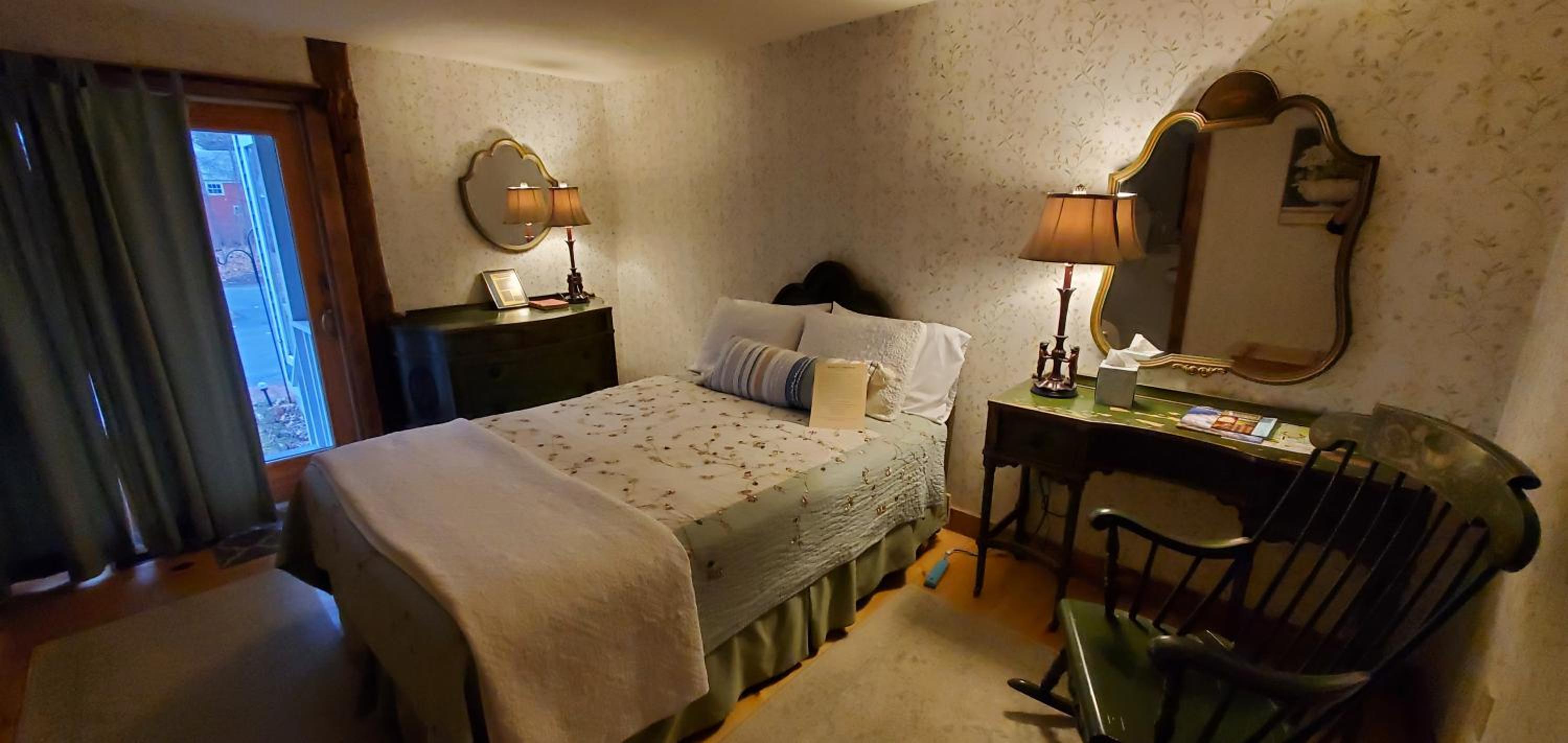 Queen Room photo 1