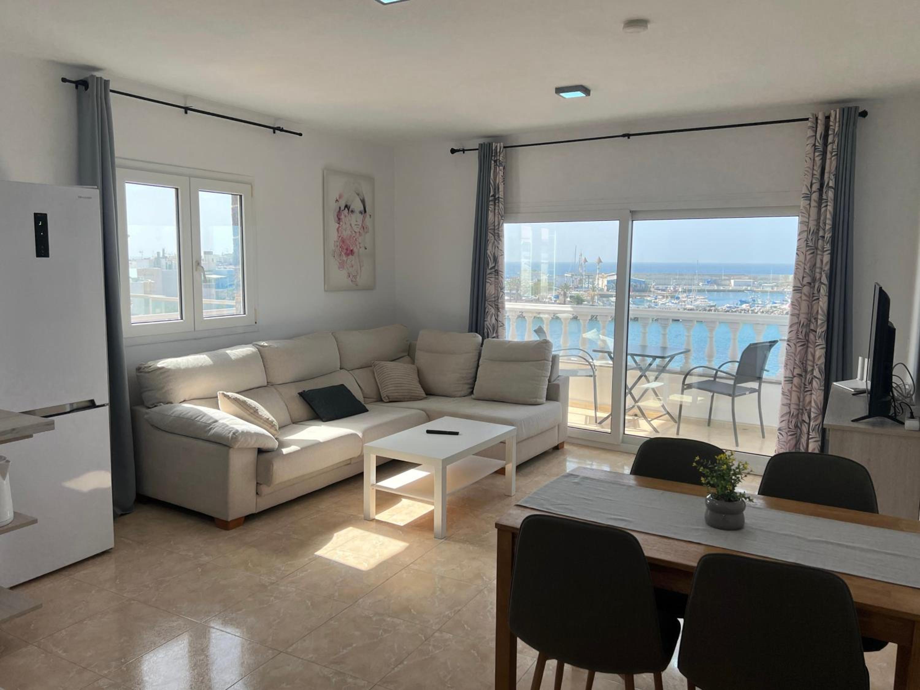 Apartamento de dos habitaciones con balcón y vista al mar