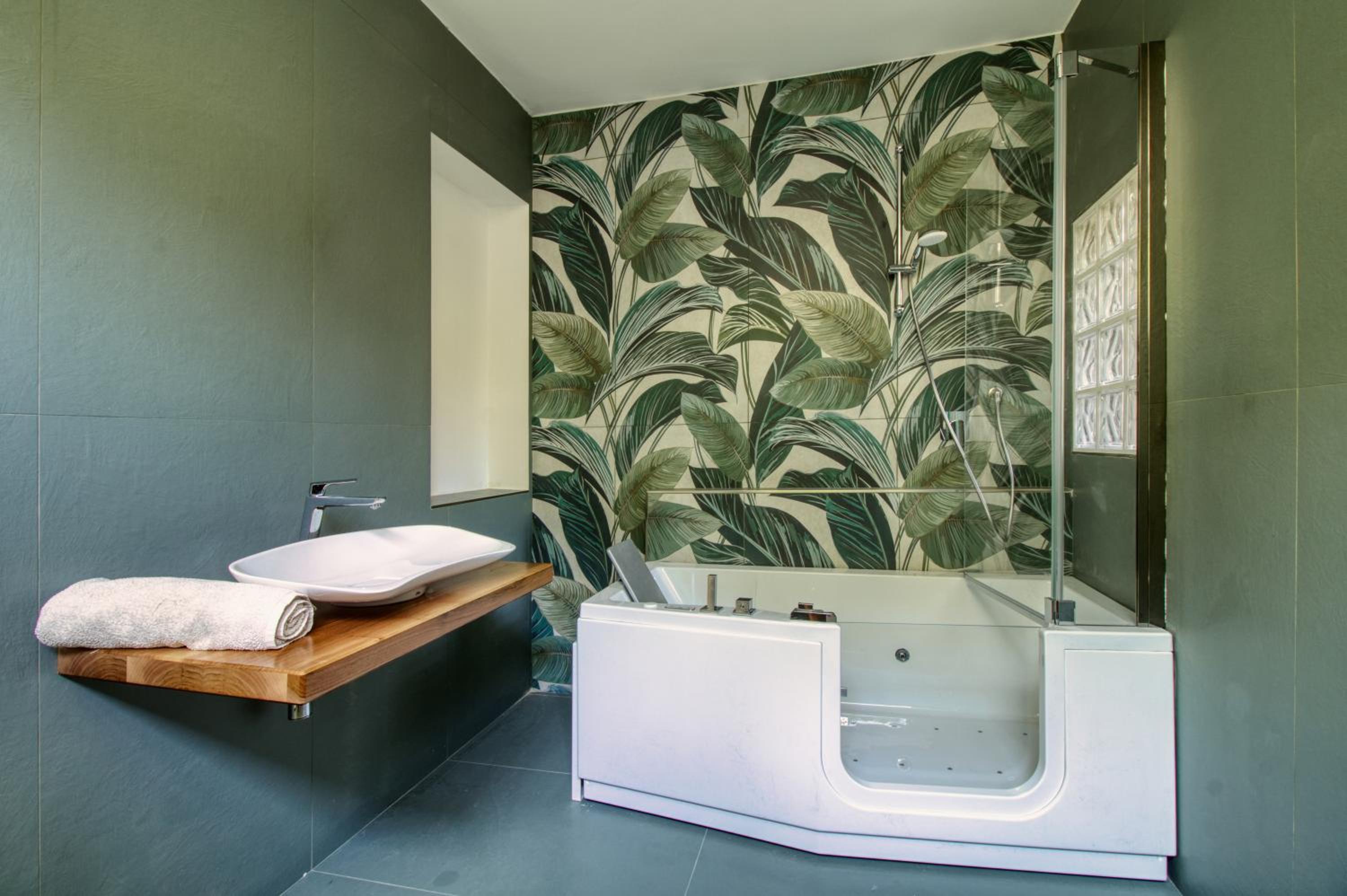 Suite with Hot Tub photo 2