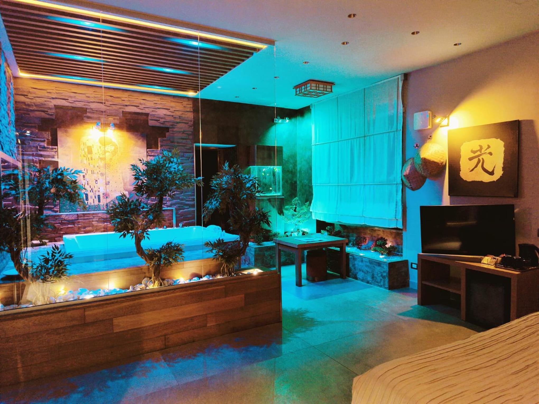 Deluxe Suite with Spa Bath photo 2