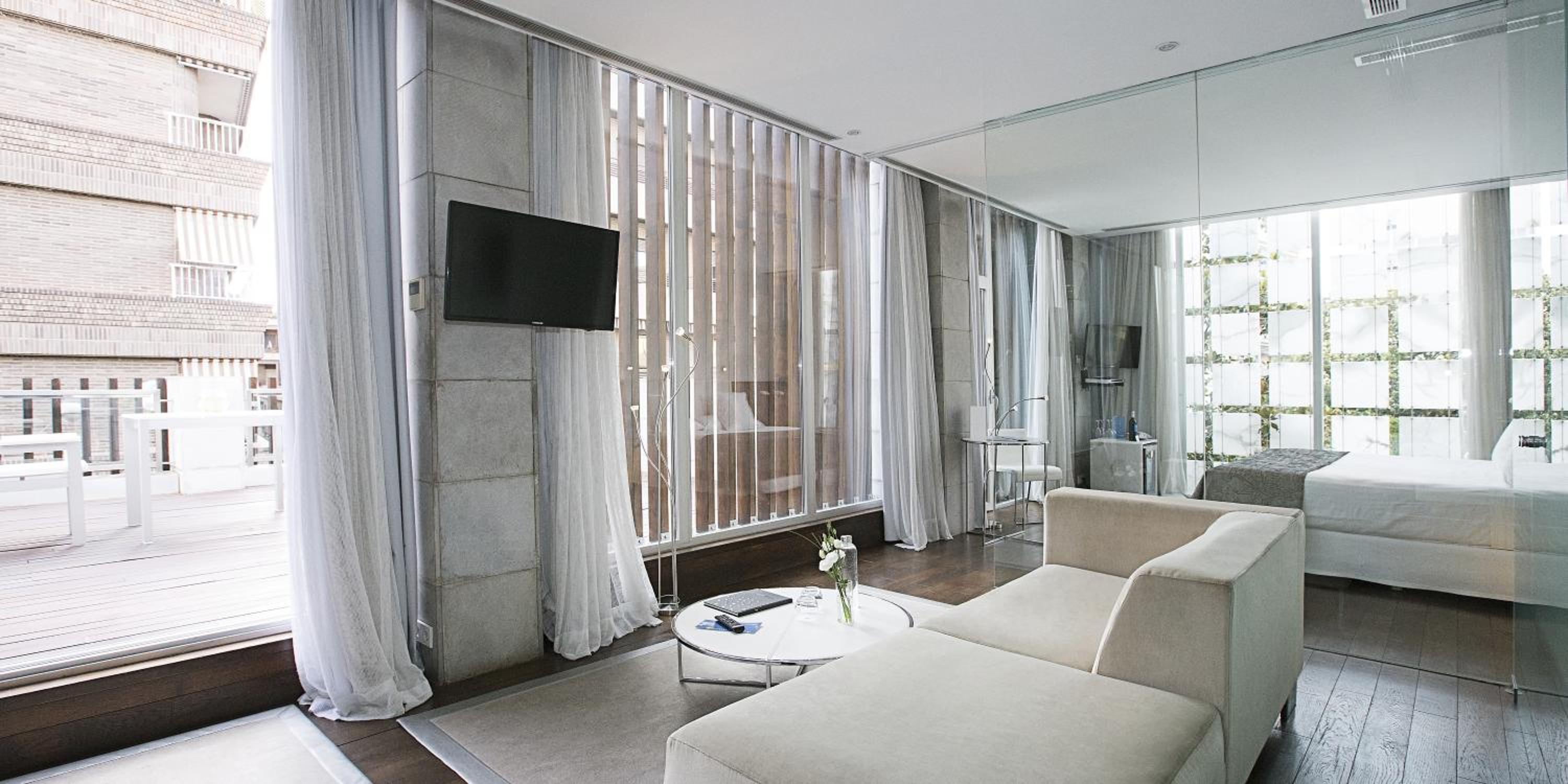 Suite - Photo 1