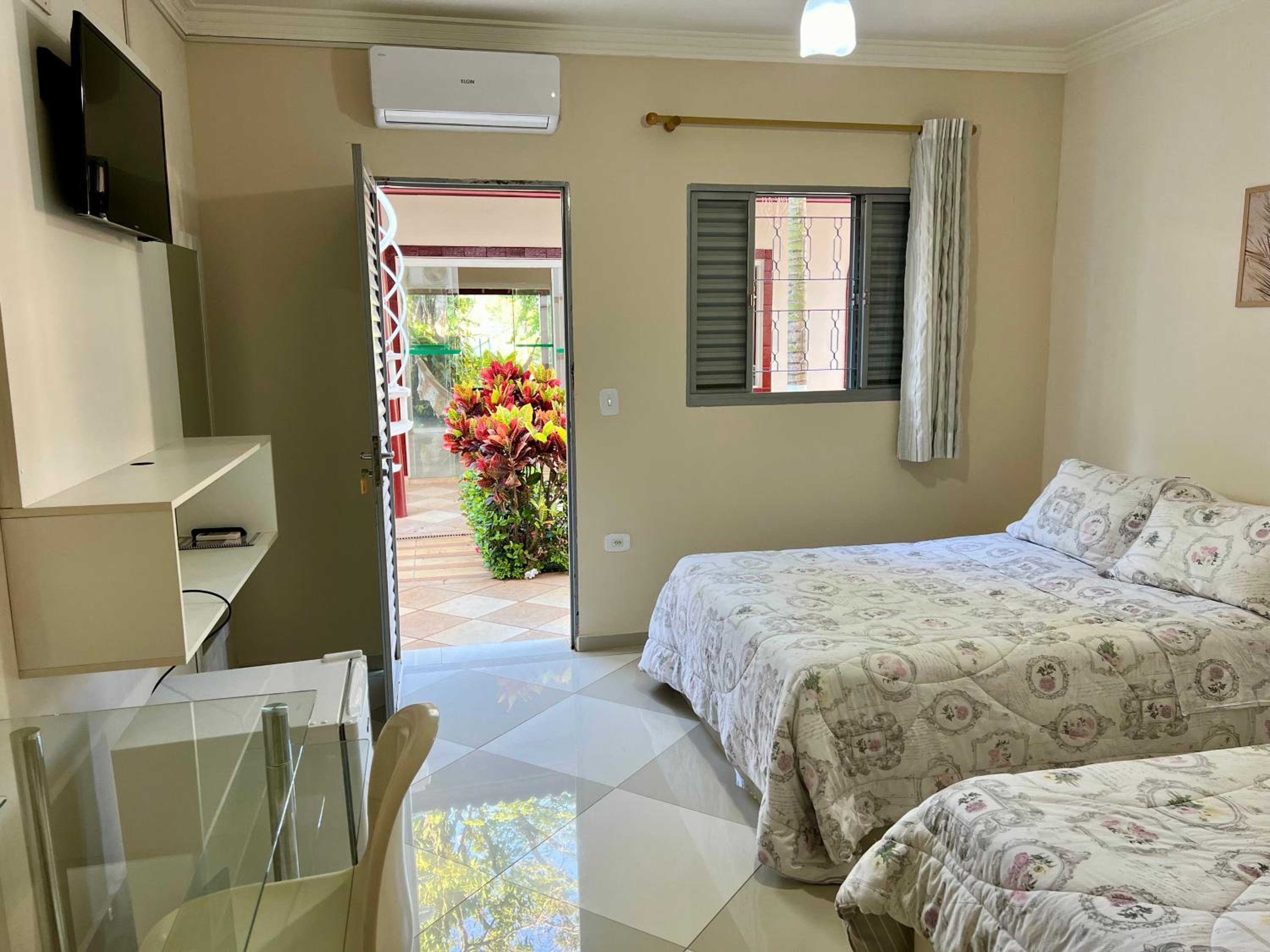 Suite - Photo 13