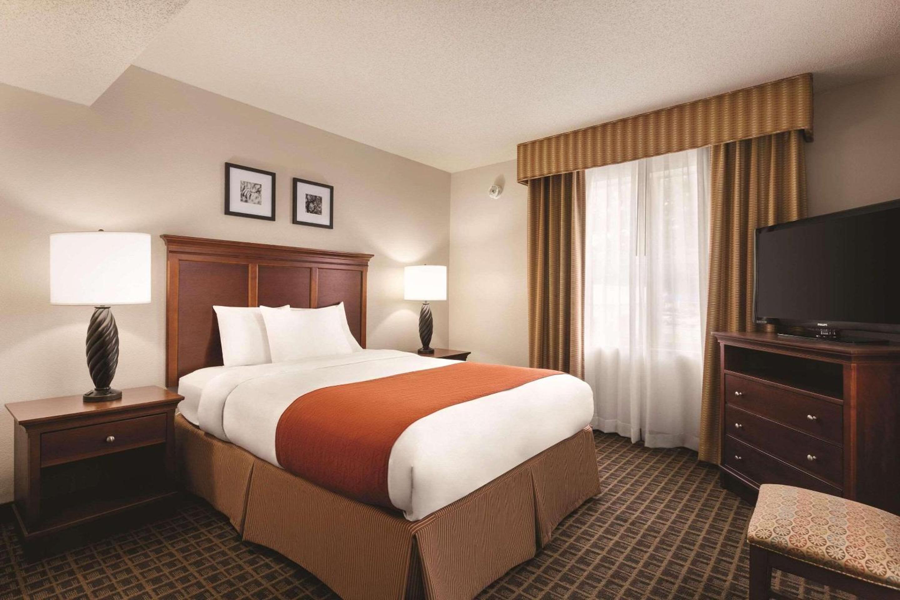One-Bedroom King Suite - Non-Smoking - Photo 1