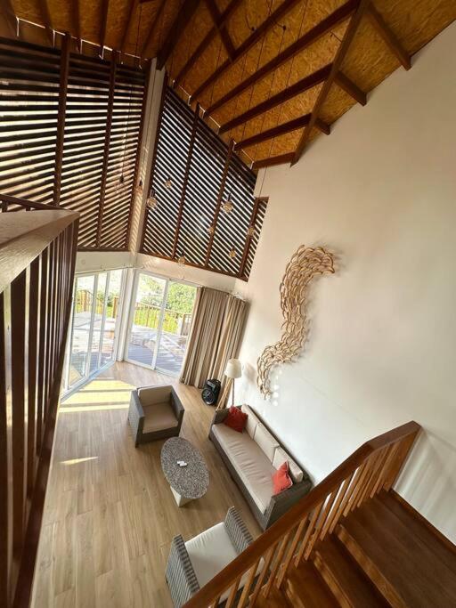 Six-Bedroom House photo 2