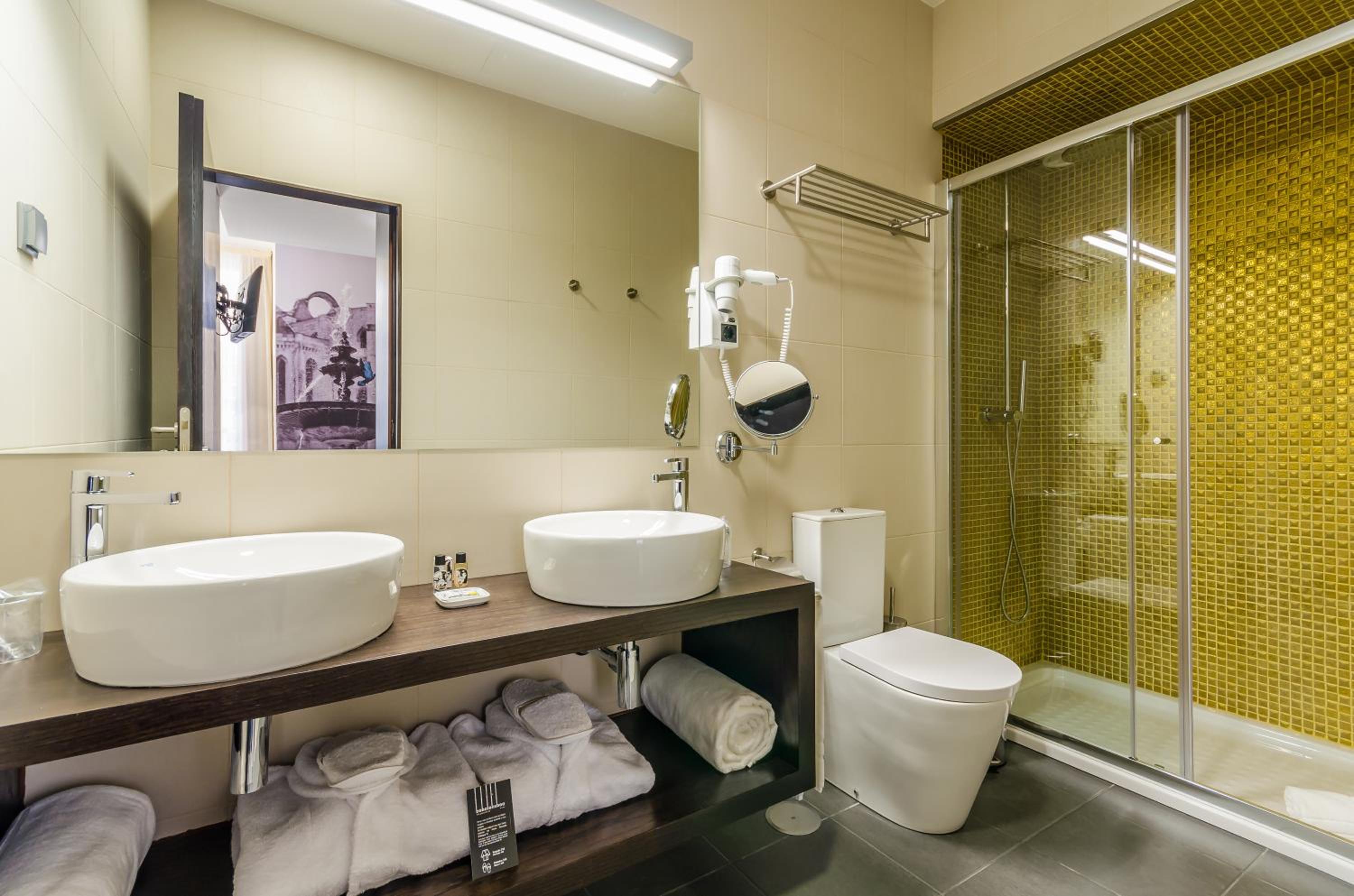 Superior Double Room thumbnail 6