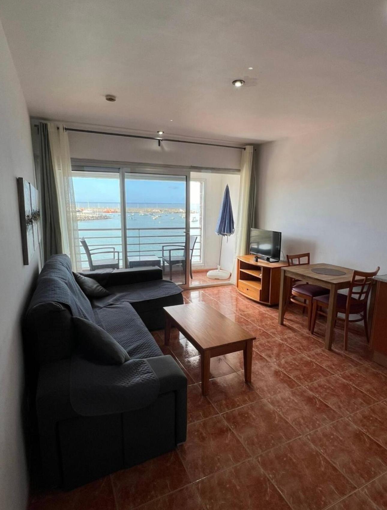 Apartamento de una habitación con vista al mar y balcón.