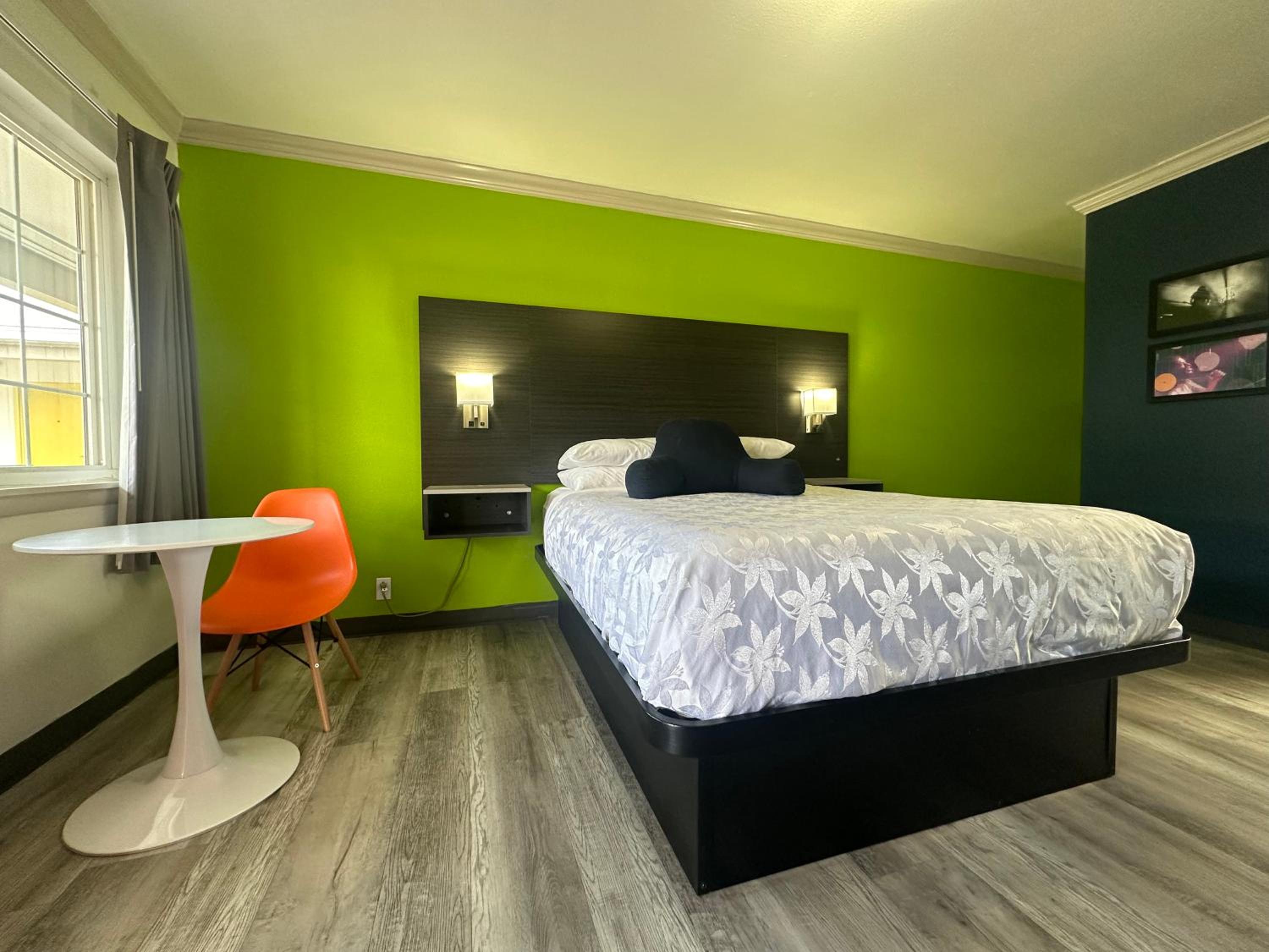 Queen Room photo 1