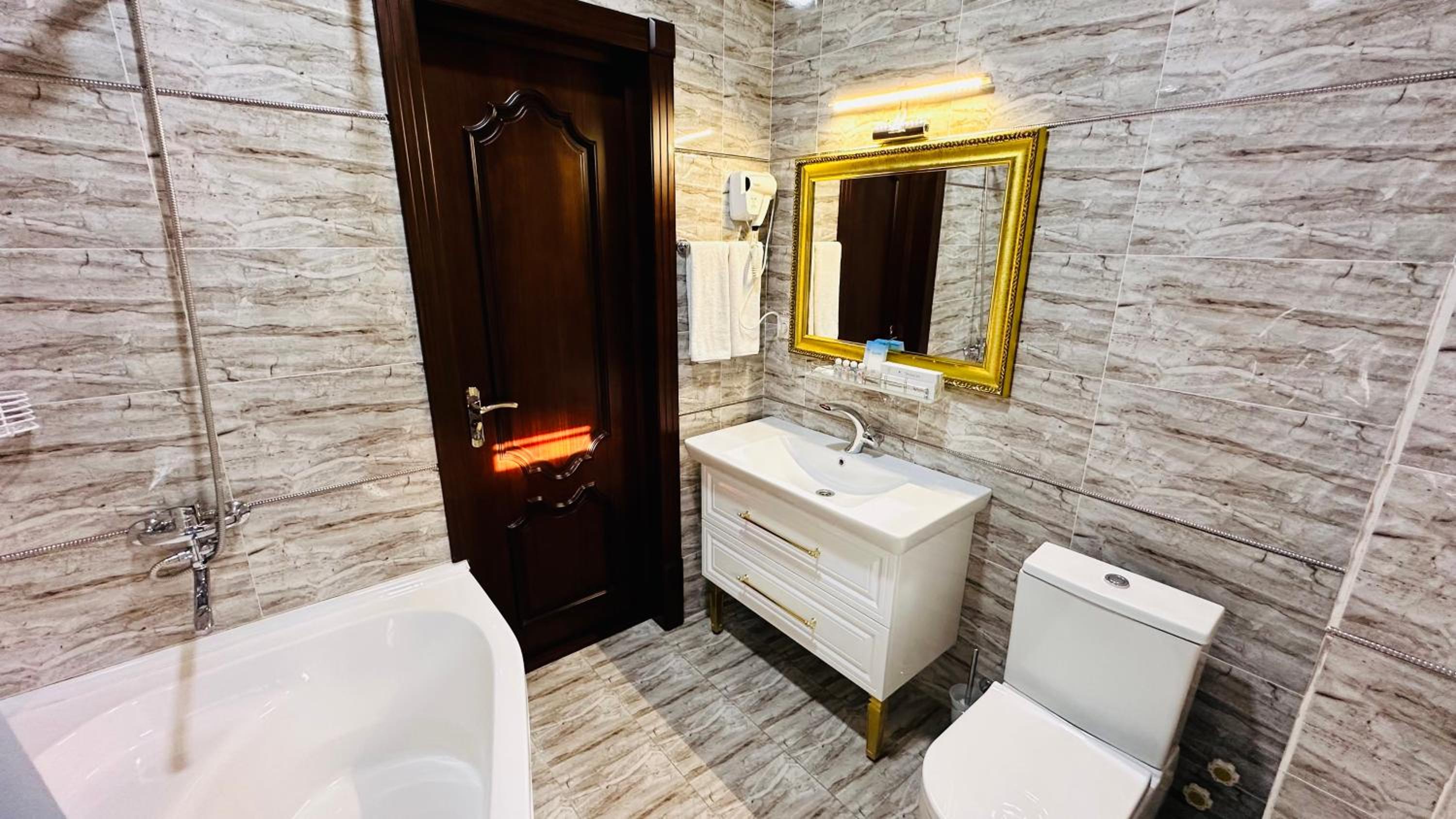 Double or Twin Room with Private Bathroom - Photo 3