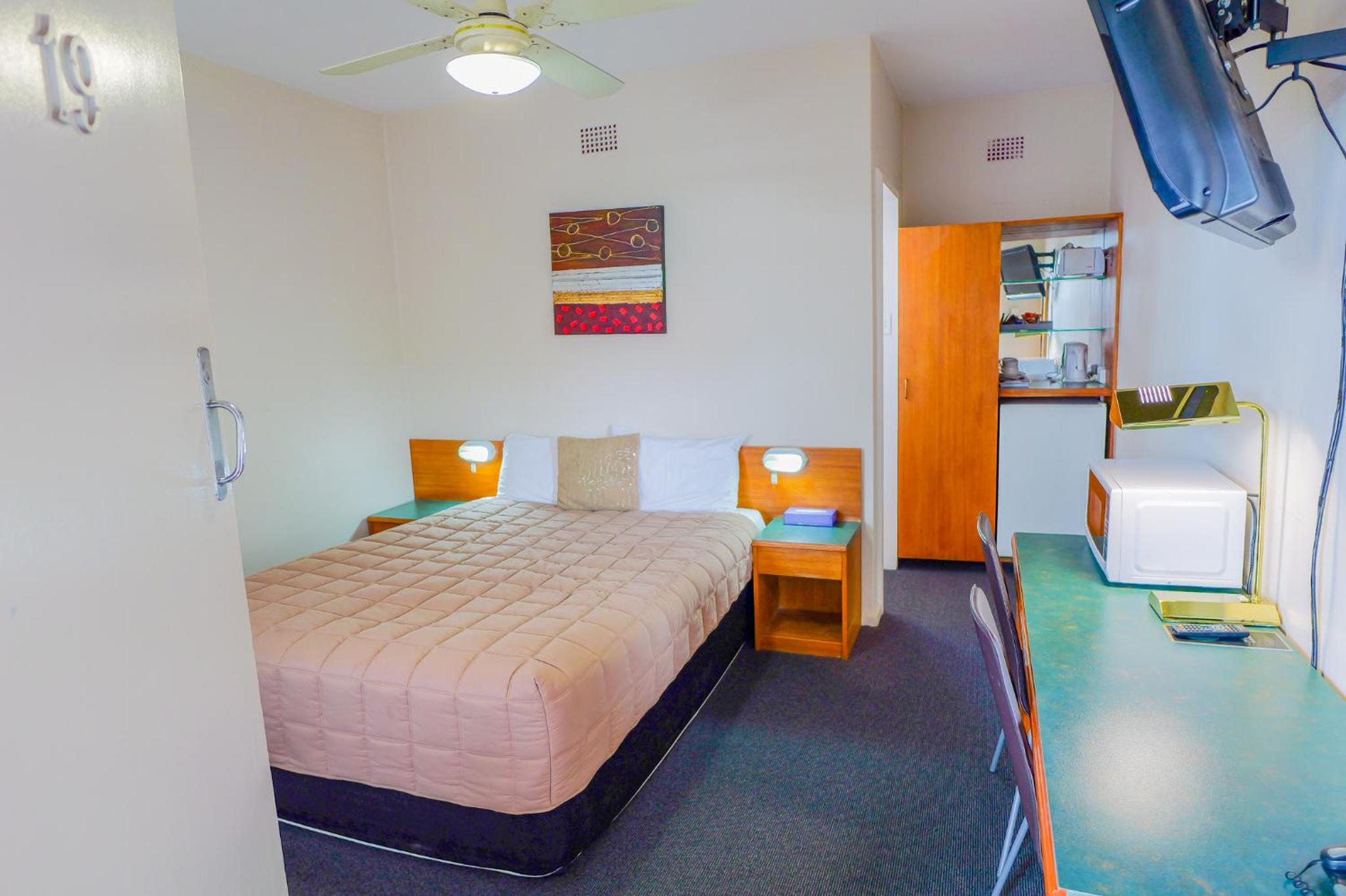 Queen Room photo 2