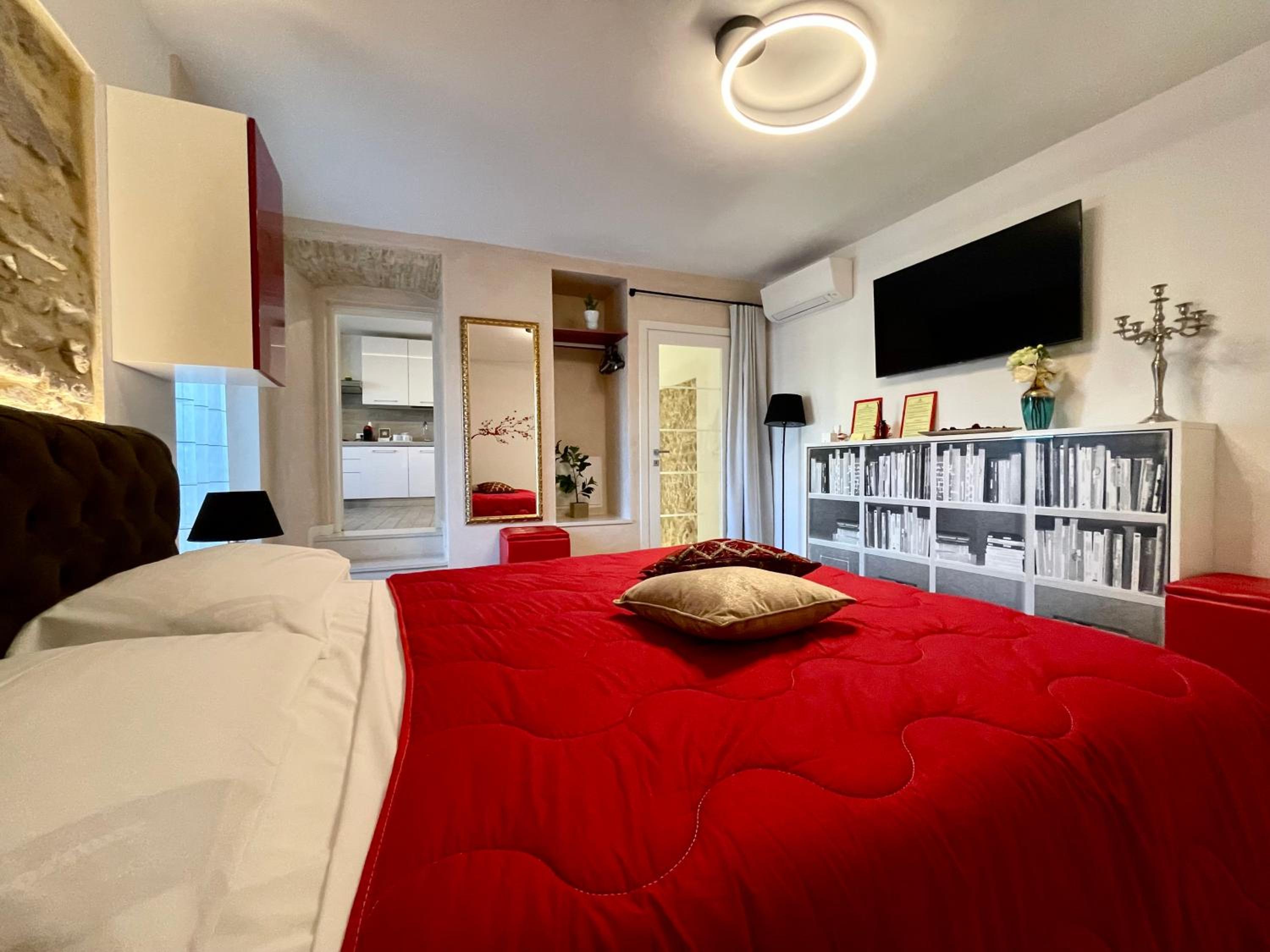 Queen Suite with Spa Bath - Photo 1