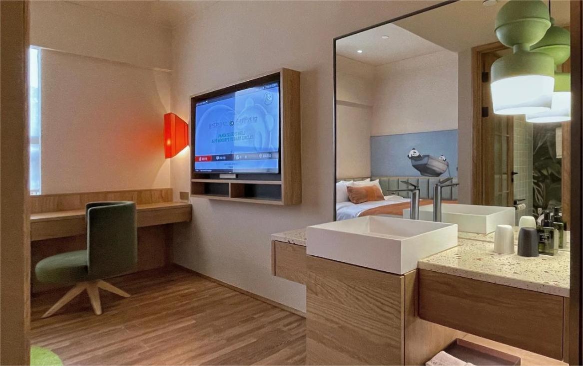 Deluxe Queen Room