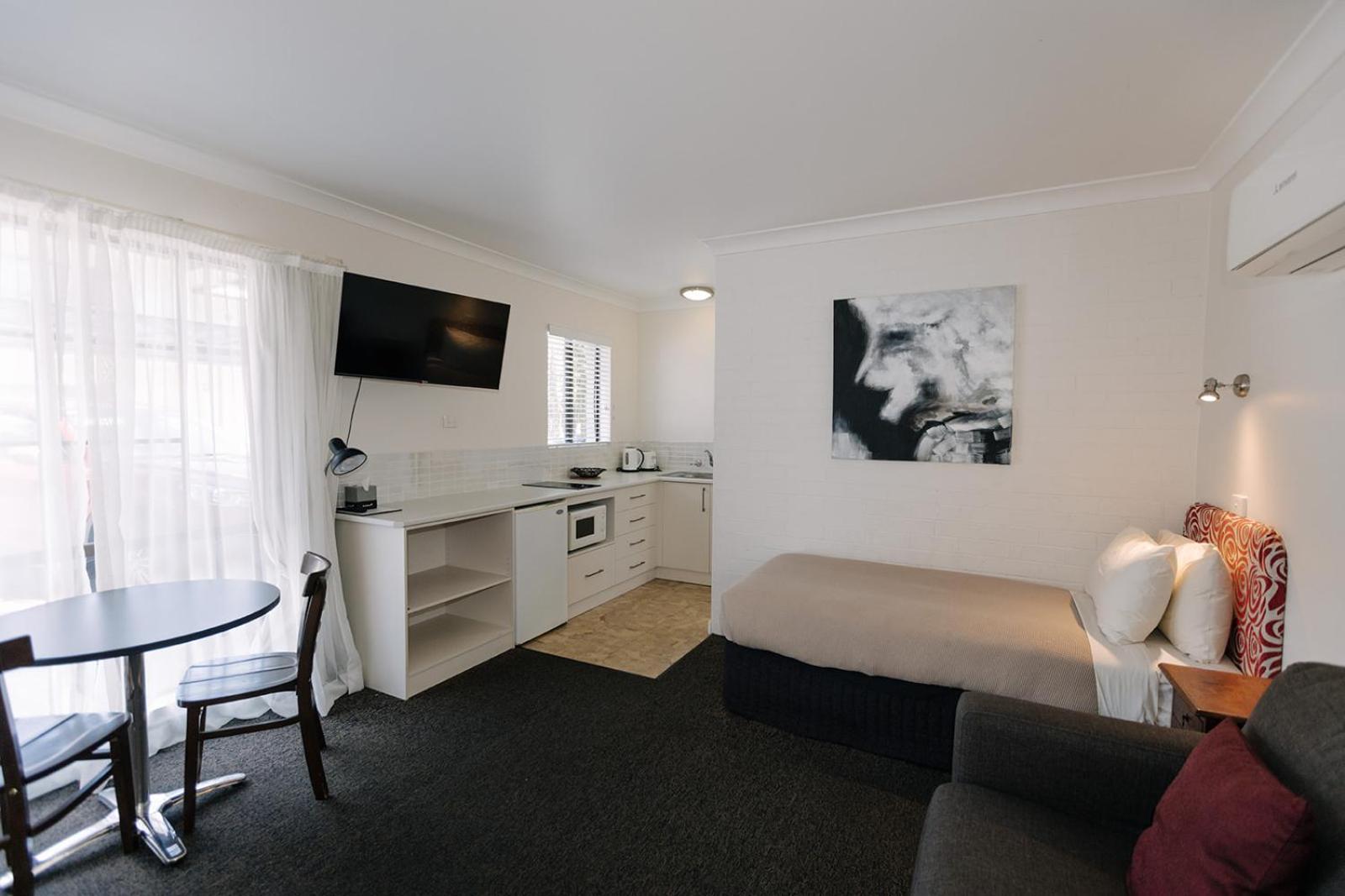 Large Studio Apartment photo 1