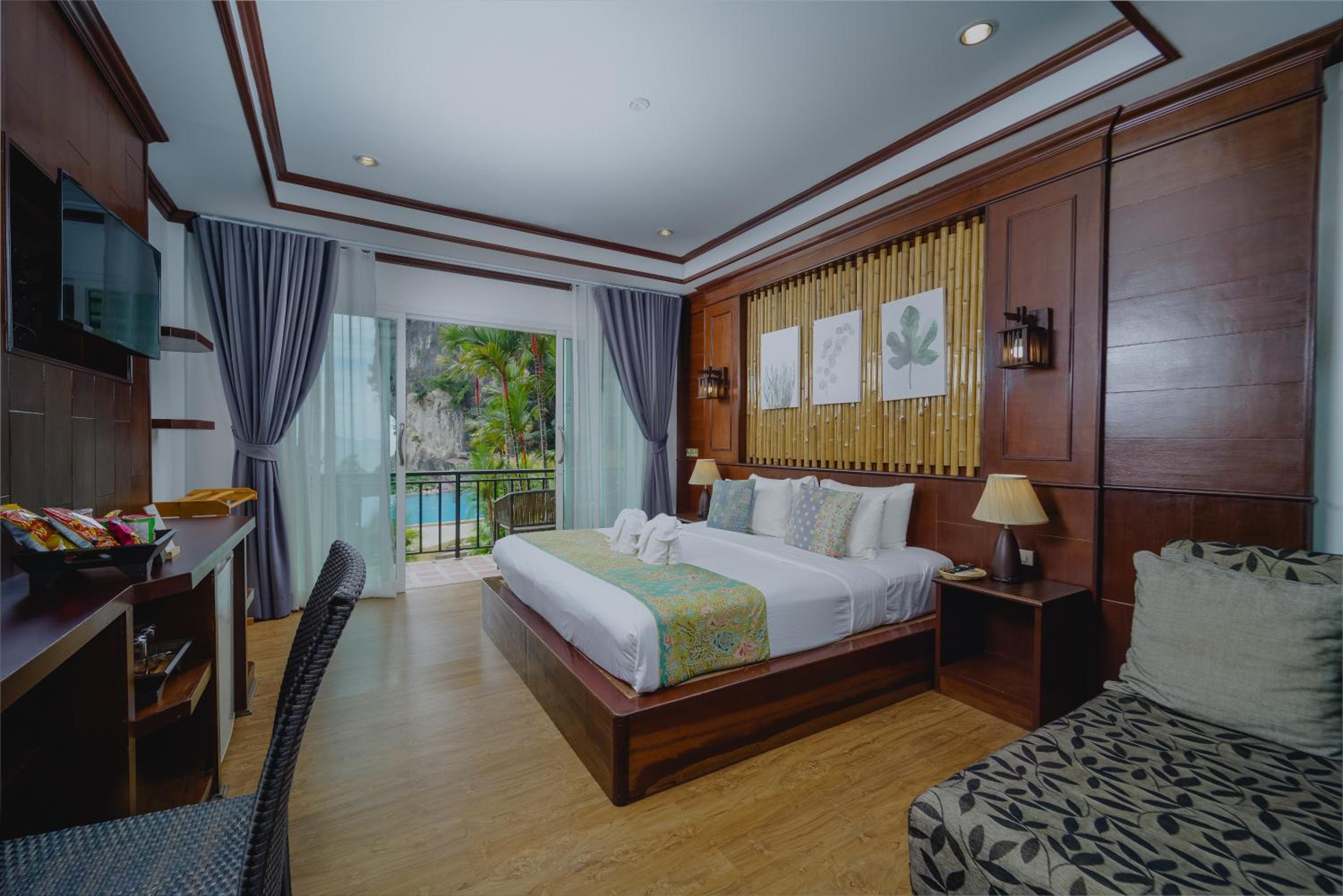 Deluxe Double with Pool& Cliff View- Free Beach Shuttle photo 2
