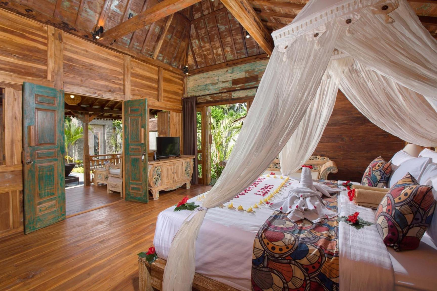 Villa with Private Pool - Photo 1