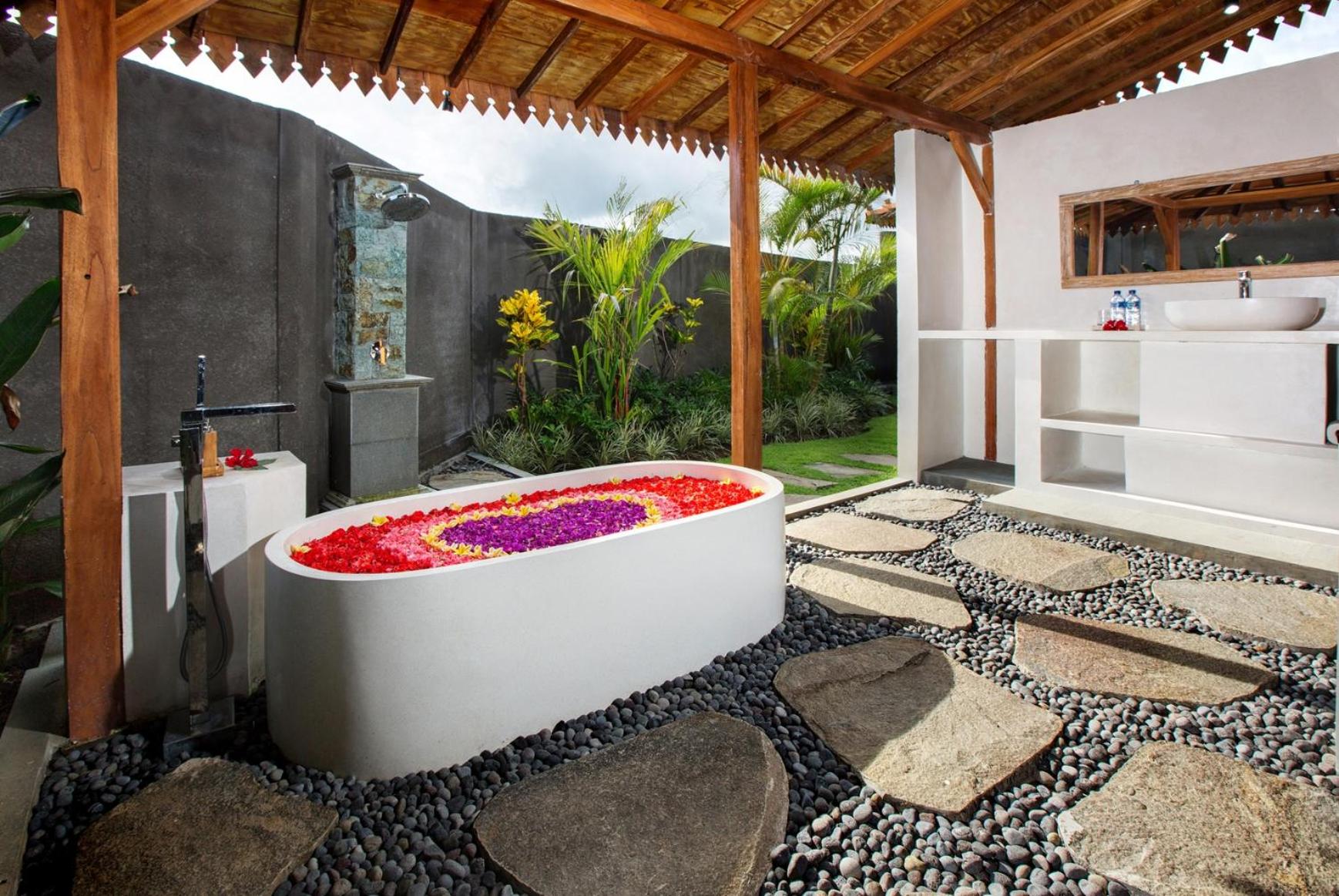 Villa with Private Pool - Photo 32