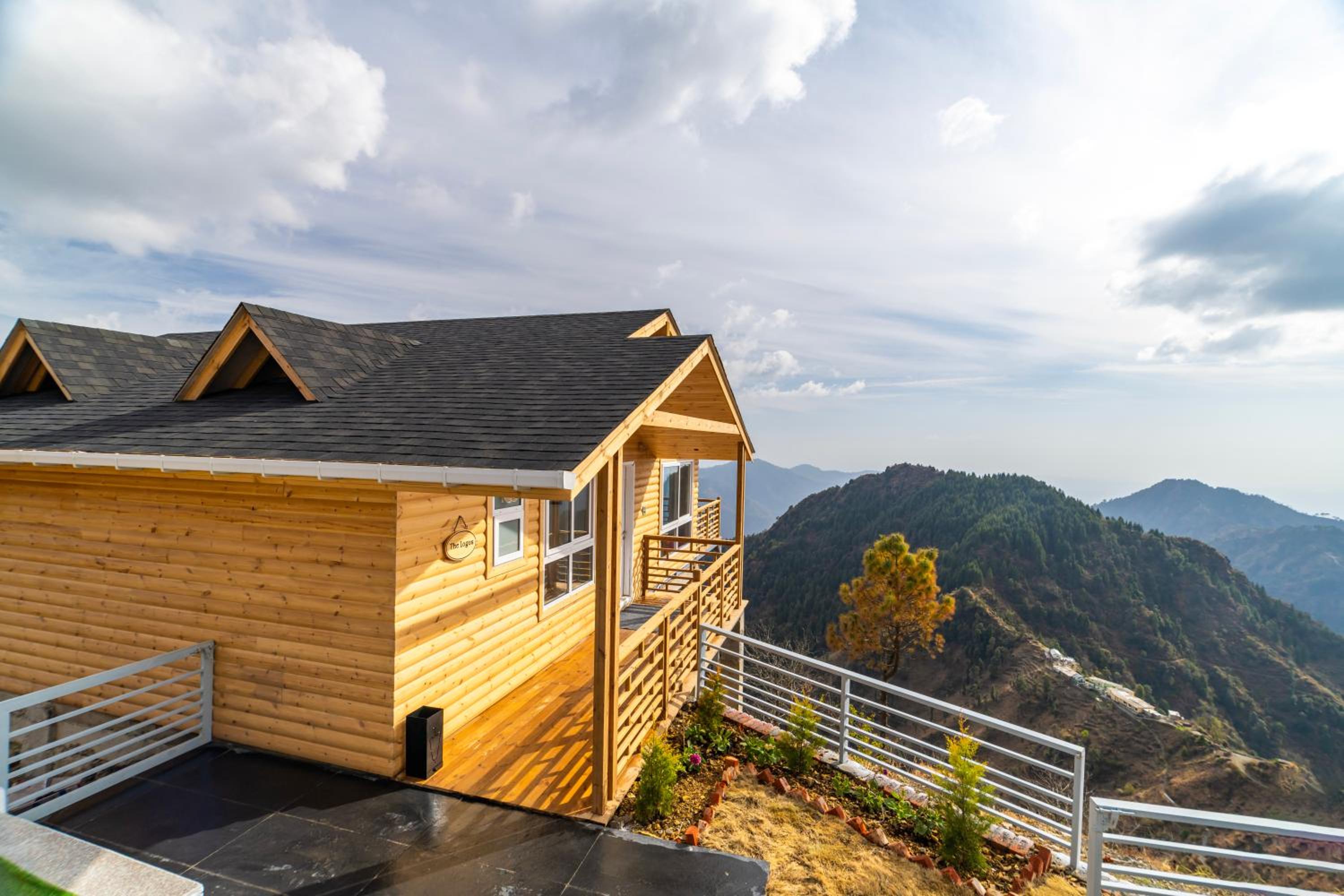 Aurora - 2 Bedroom Chalet With Private Mountain View Balcony photo 3