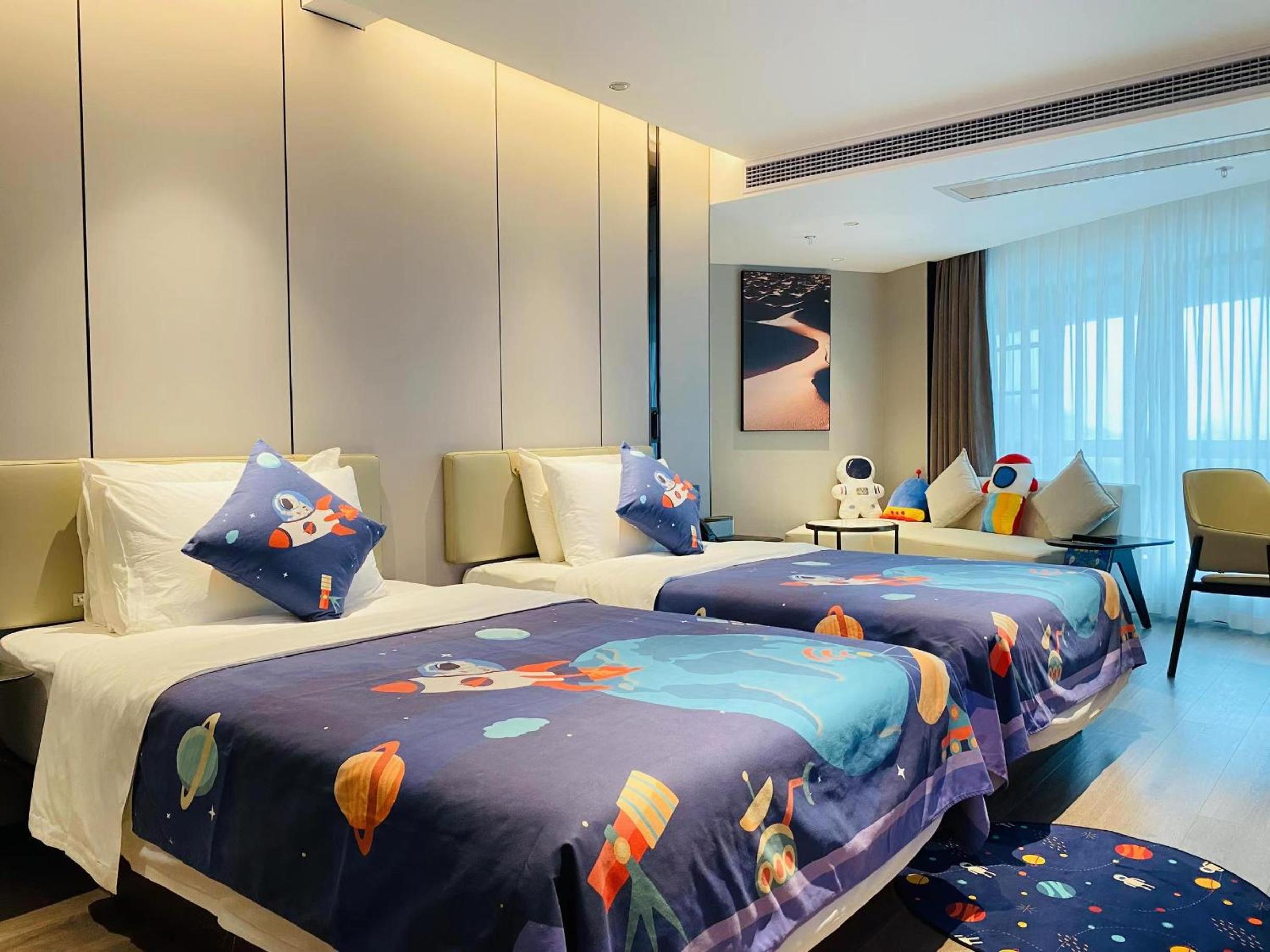 Jimu Family Twin Room with Lake View photo 2