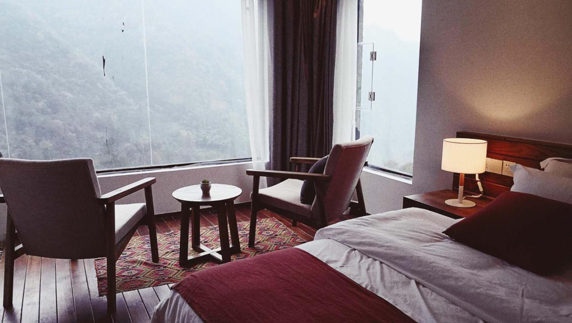 Standard King Room with Mountain View photo 1