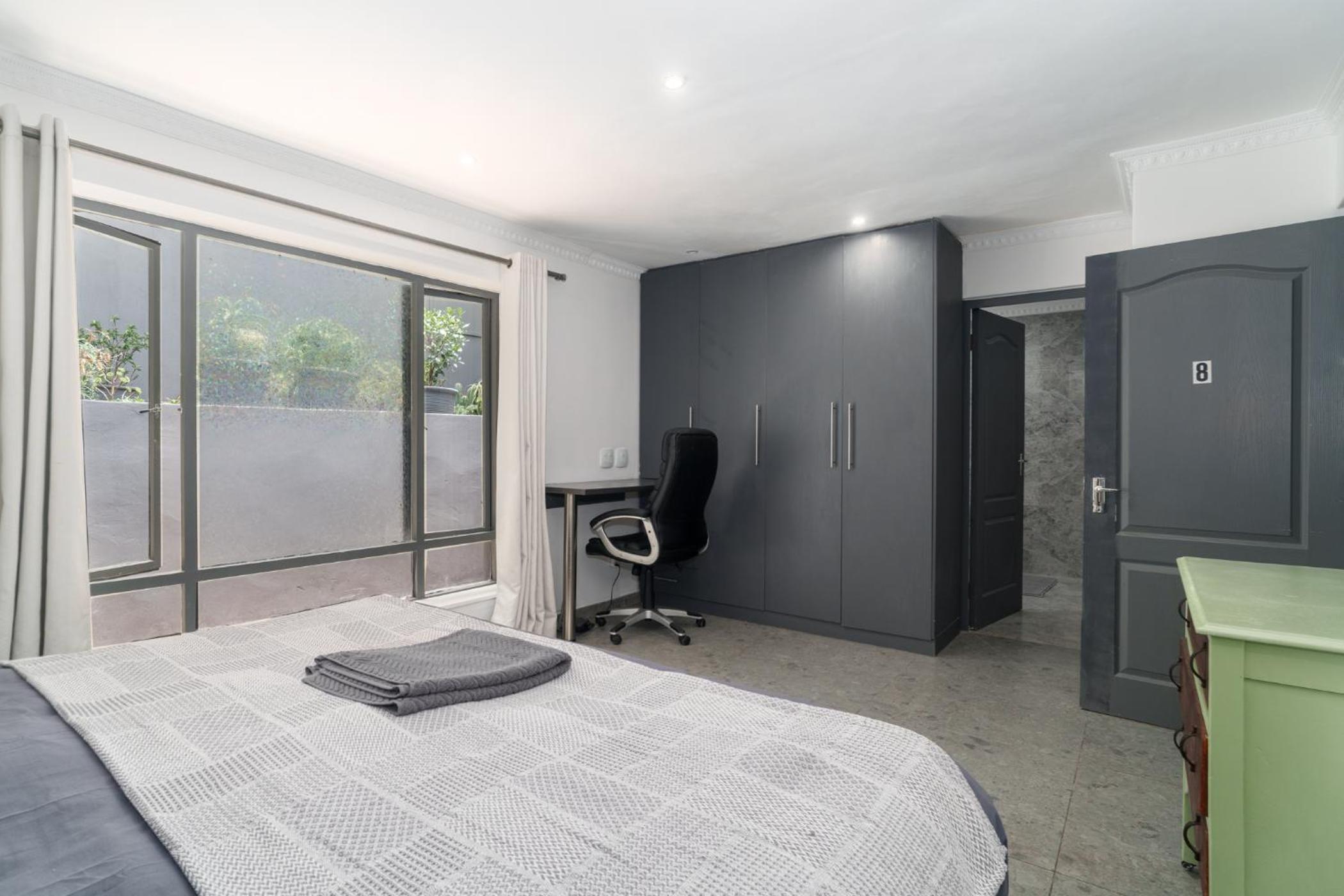 Deluxe King Room - Photo 4