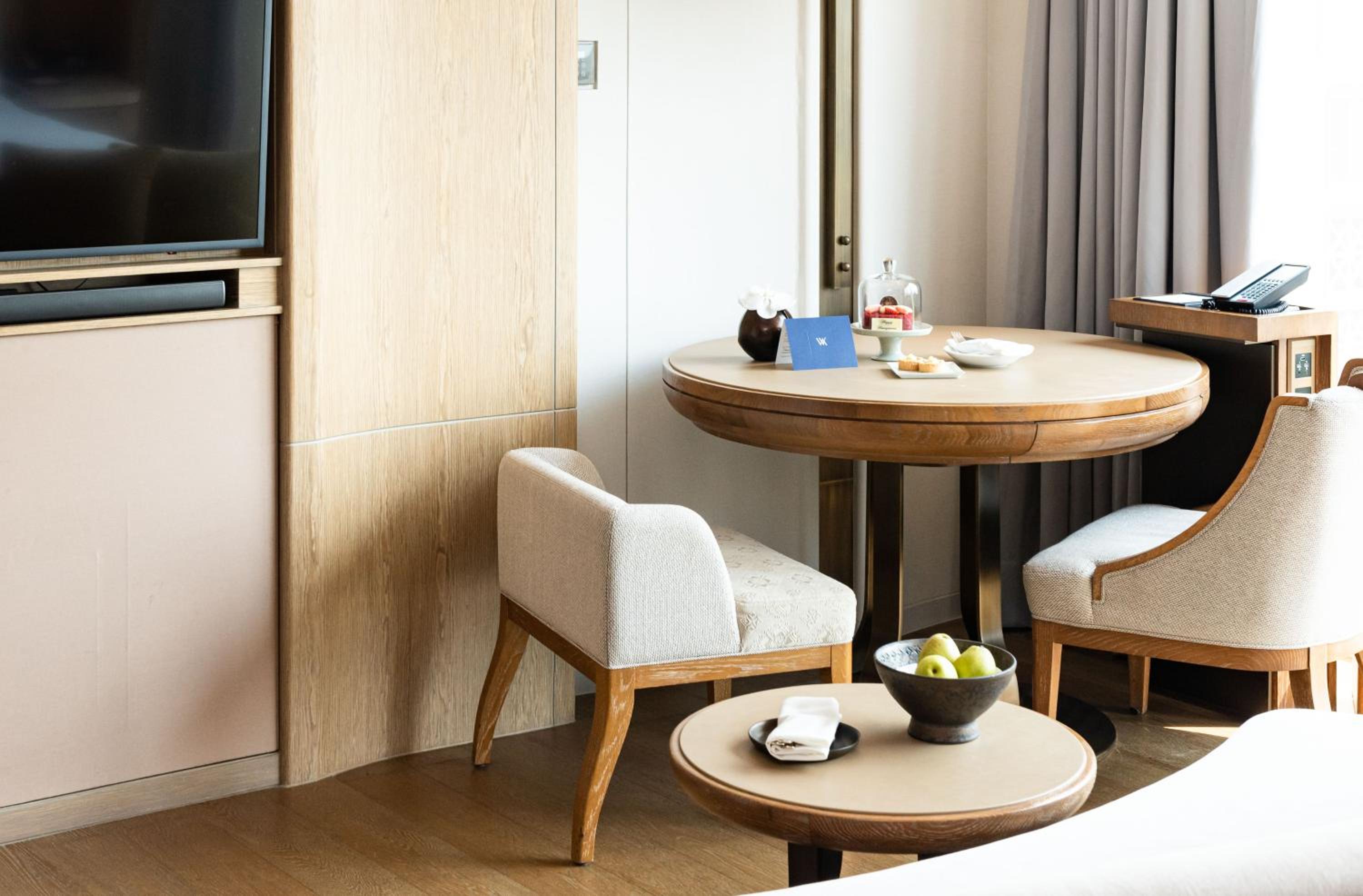 Deluxe King Room with City View thumbnail 5