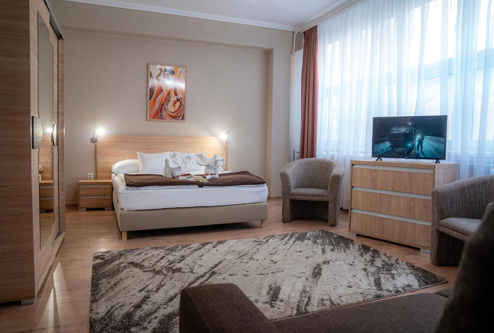 Superior Family Room photo 1