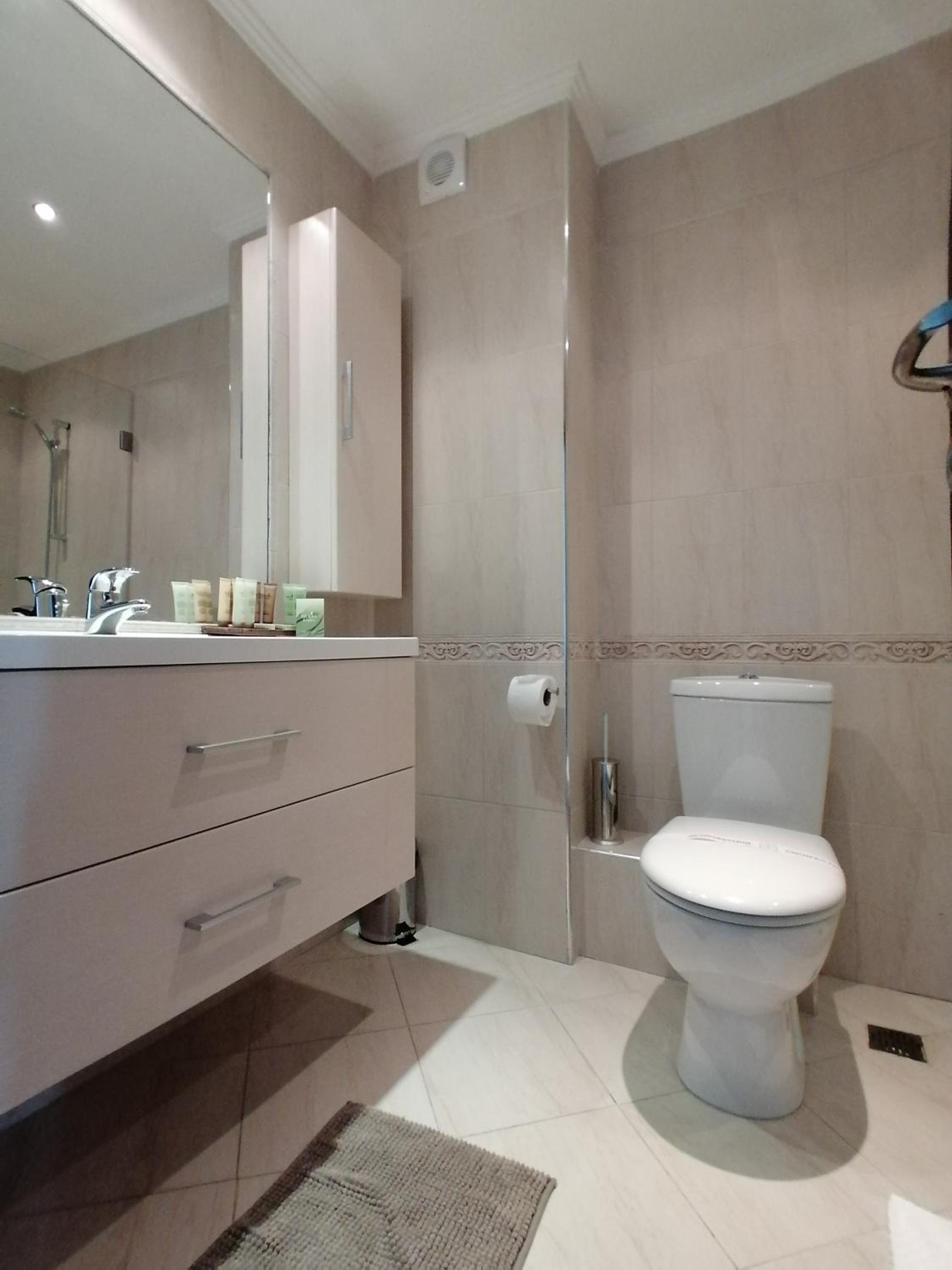 Deluxe Two-Bedroom Suite with Partial Sea View photo 2