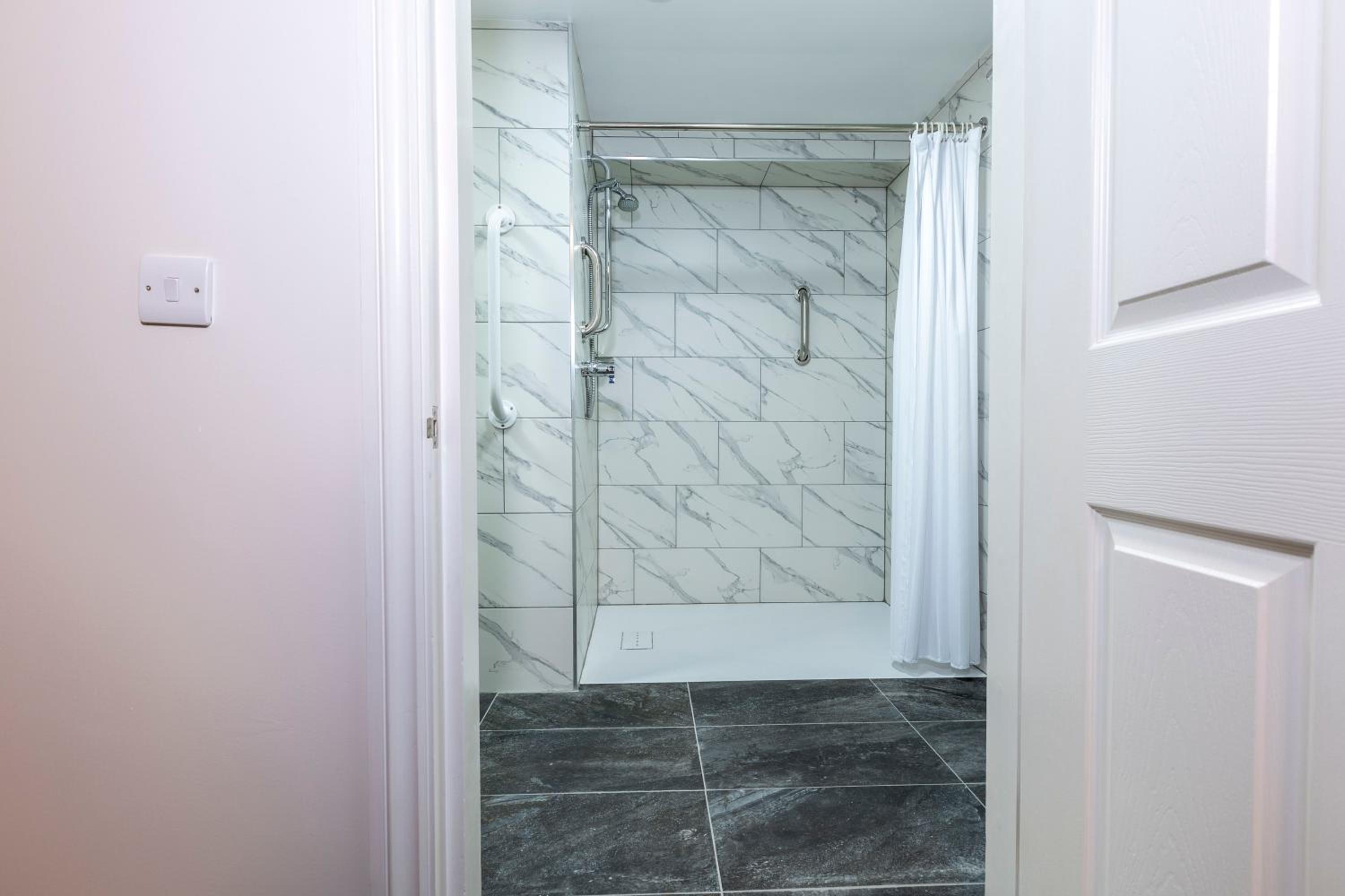 Accessible Double Room with Kitchenette and Walk-In Shower - Photo 5
