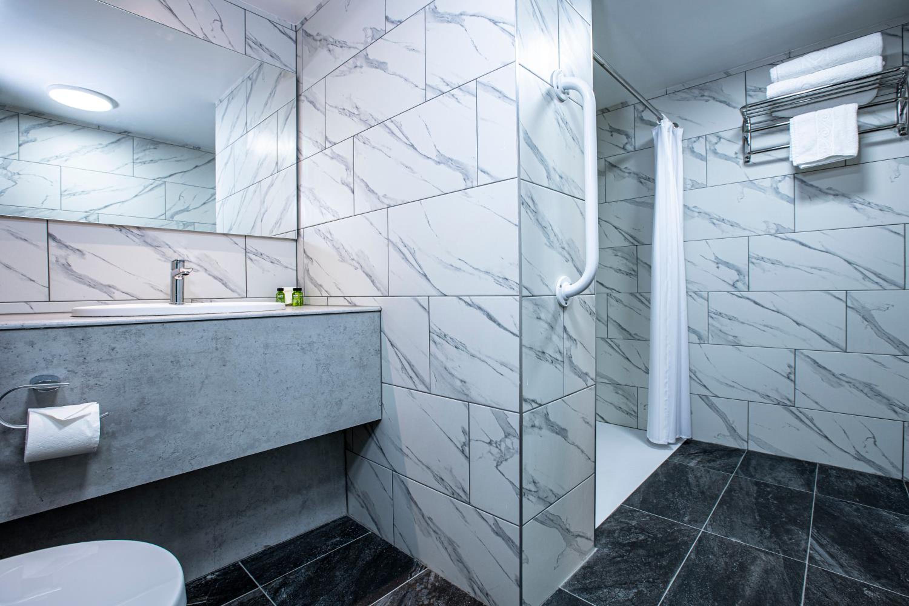 Accessible Double Room with Kitchenette and Walk-In Shower - Photo 6