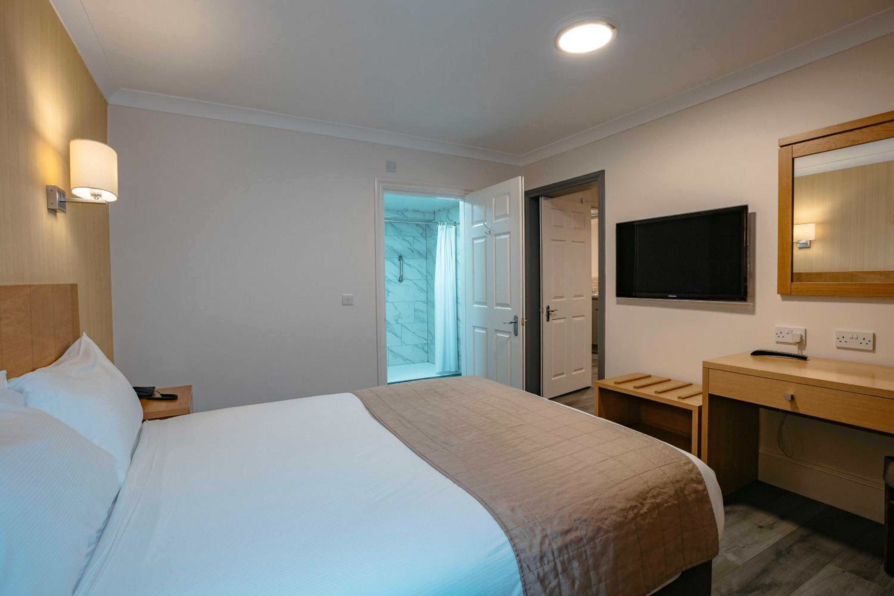 Accessible Double Room with Kitchenette and Walk-In Shower - Photo 2