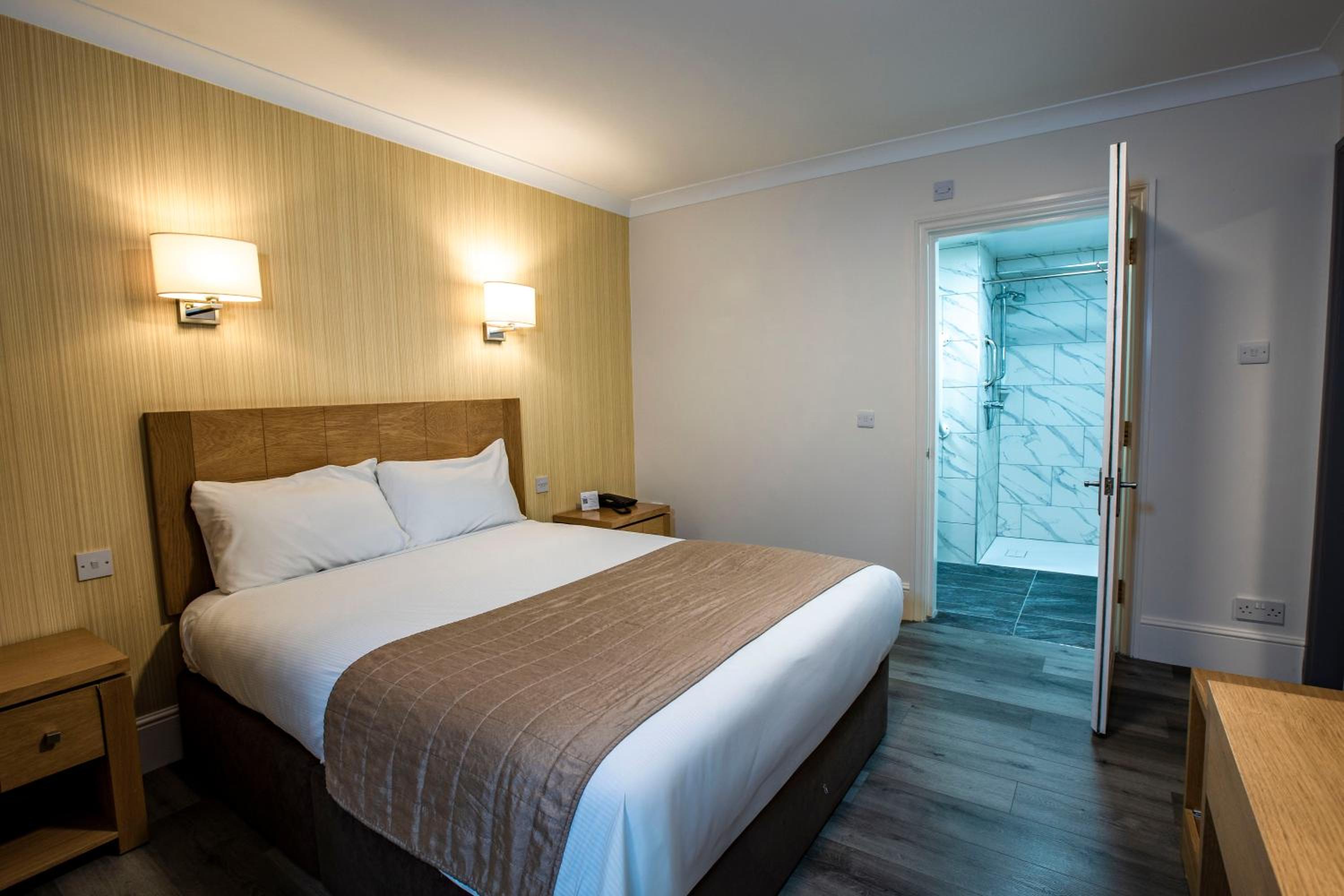 Accessible Double Room with Kitchenette and Walk-In Shower - Photo 1