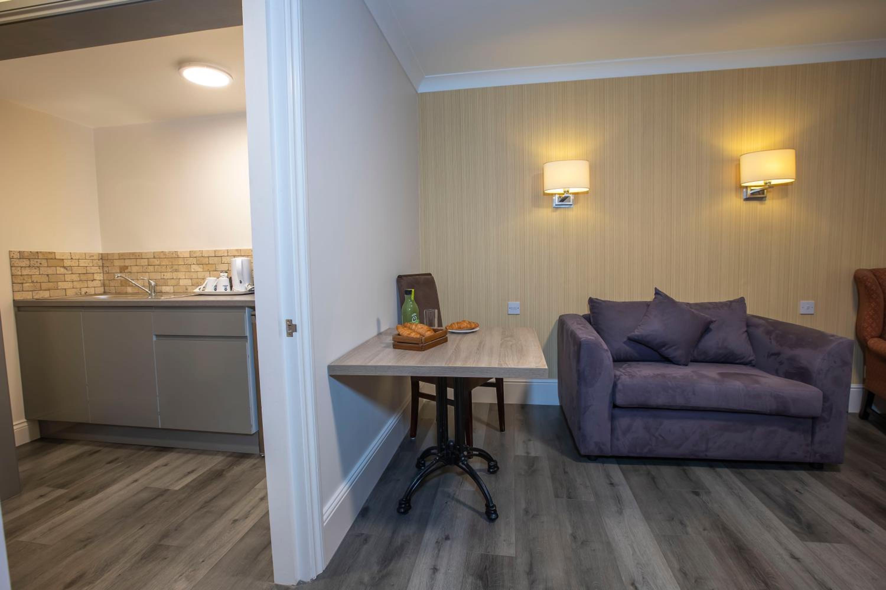 Accessible Double Room with Kitchenette and Walk-In Shower - Photo 3